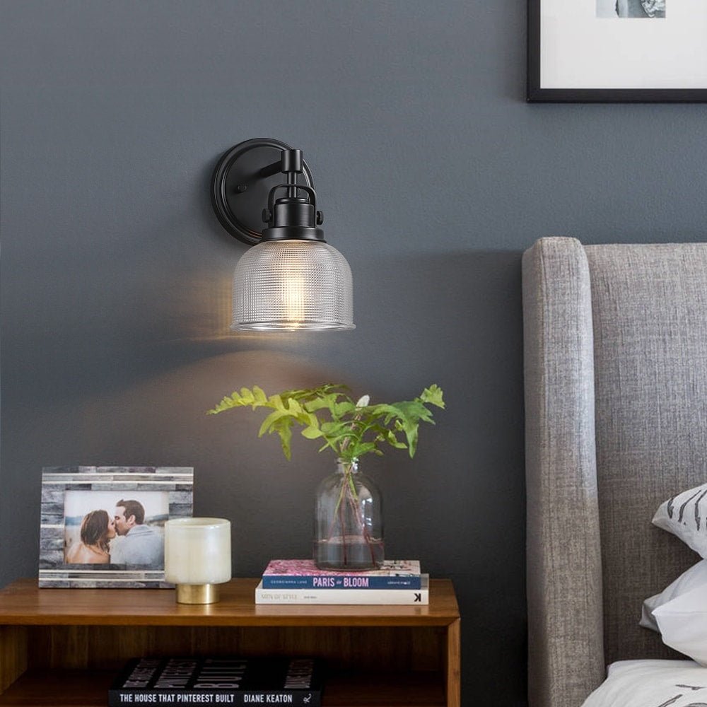 Applique murale de salle de bain noire avec abat-jour en verre prismatique transparent