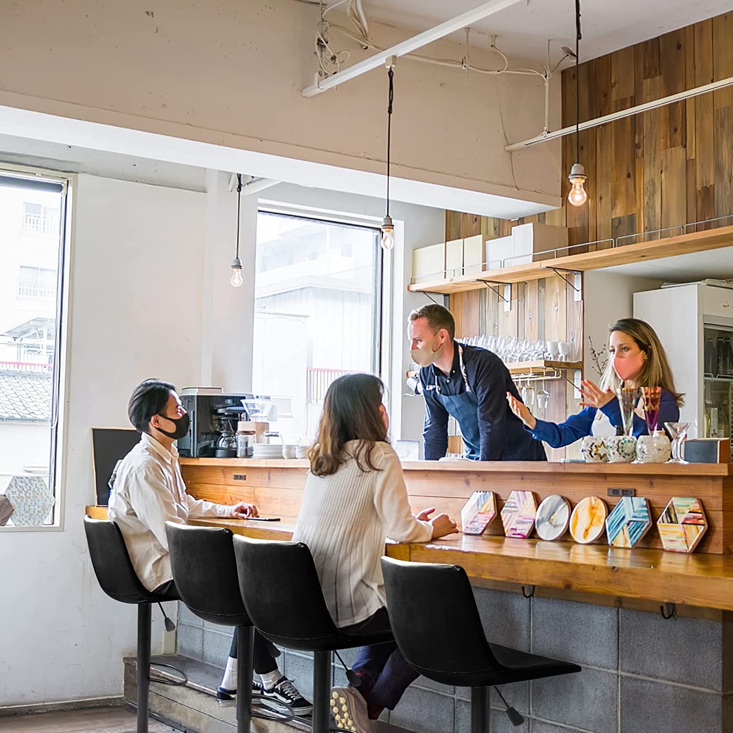 Tabourets de bar pivotants réglables Bossin avec dossier – Hauteur comptoir