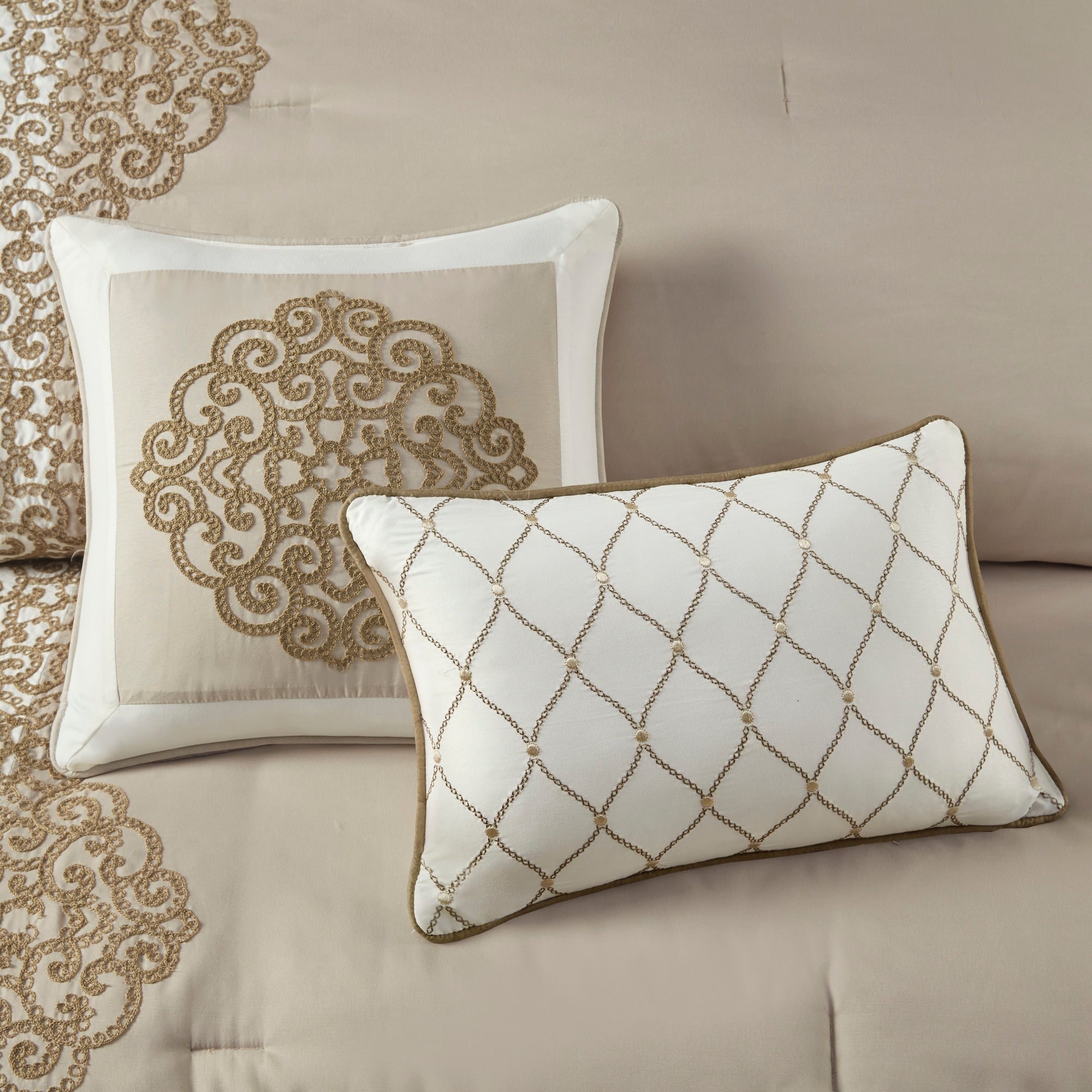 Ensemble de couette en microfibre brodée Madison Park Vera 8 pièces