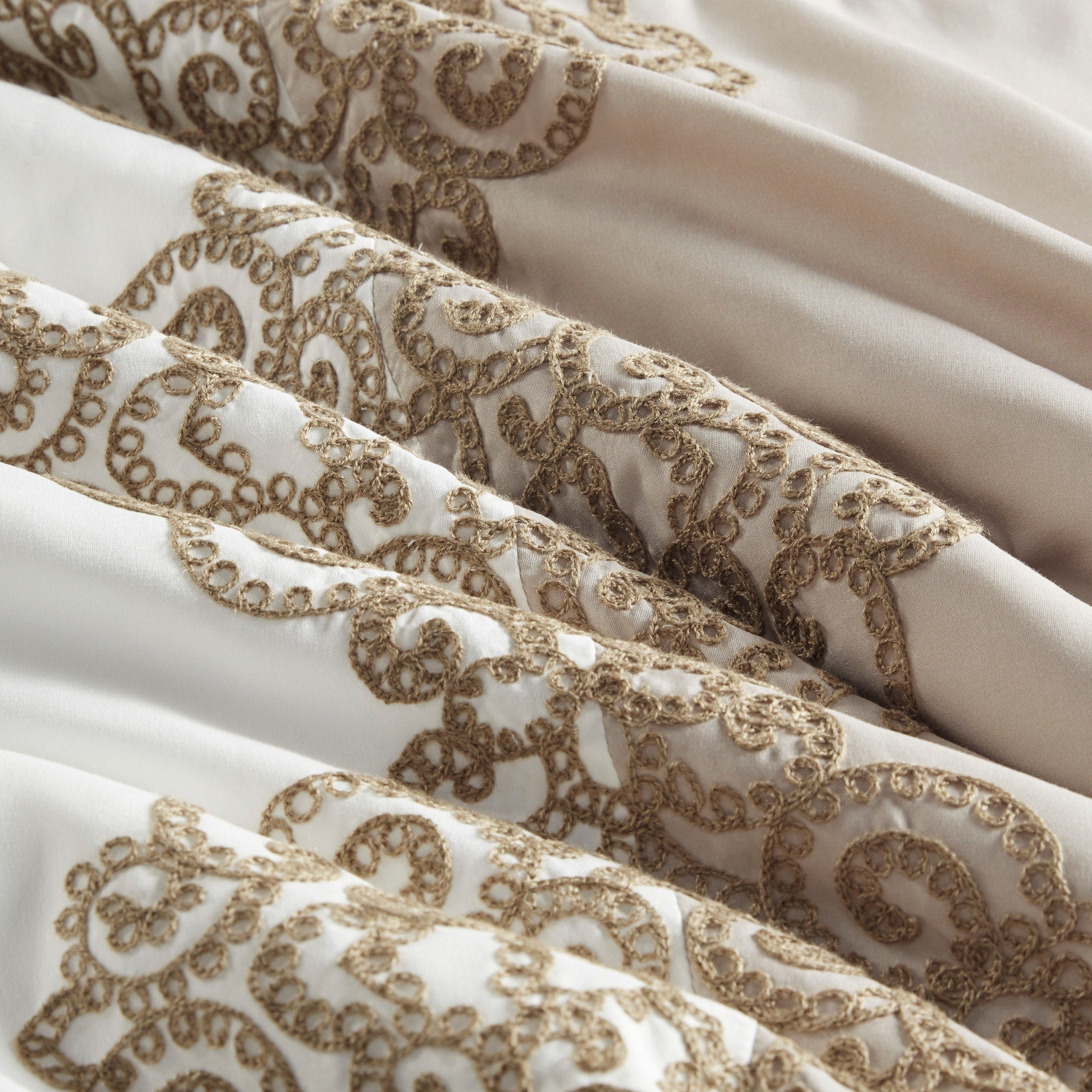 Ensemble de couette en microfibre brodée Madison Park Vera 8 pièces