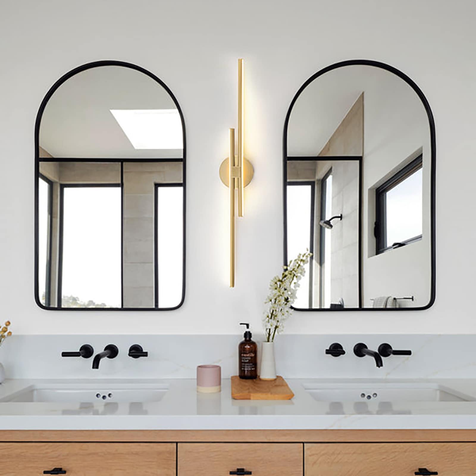 Applique murale linéaire minimaliste en métal à 2 lumières à LED et intensité variable