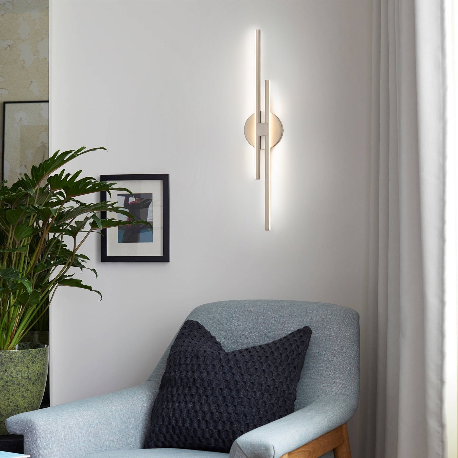 Applique murale linéaire minimaliste en métal à 2 lumières à LED et intensité variable