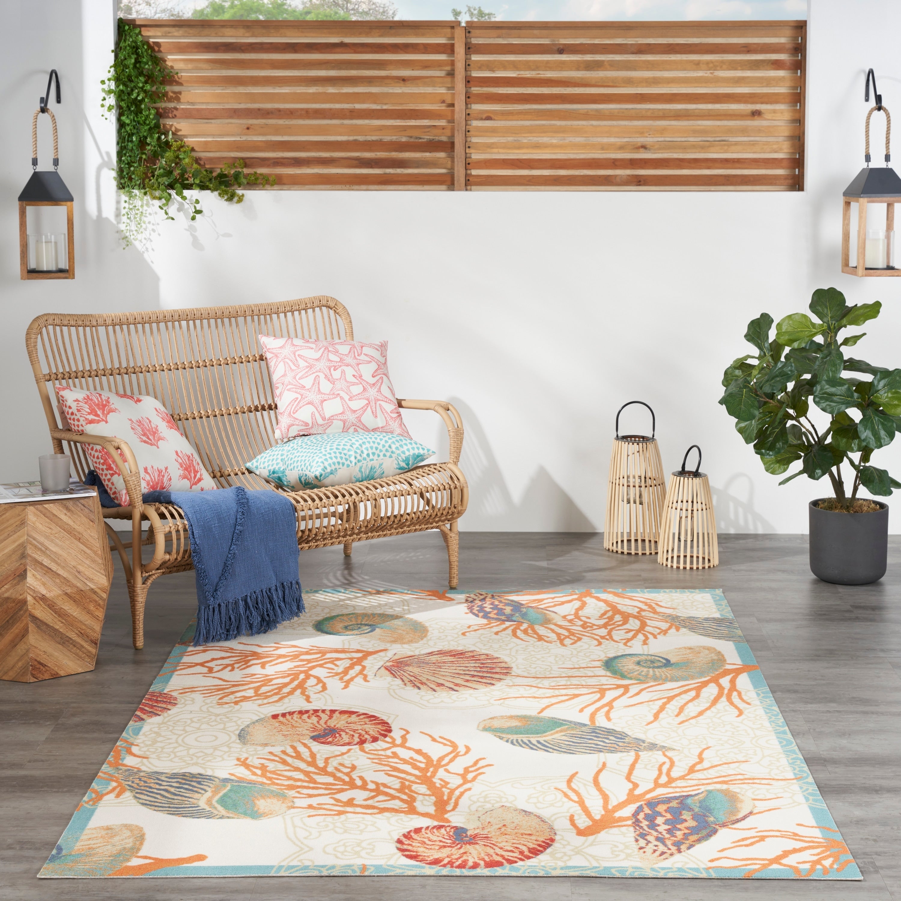 Tapis d'intérieur et d'extérieur Waverly Sun & Shade Shore Thing à motif de coquillages tropicaux et floraux