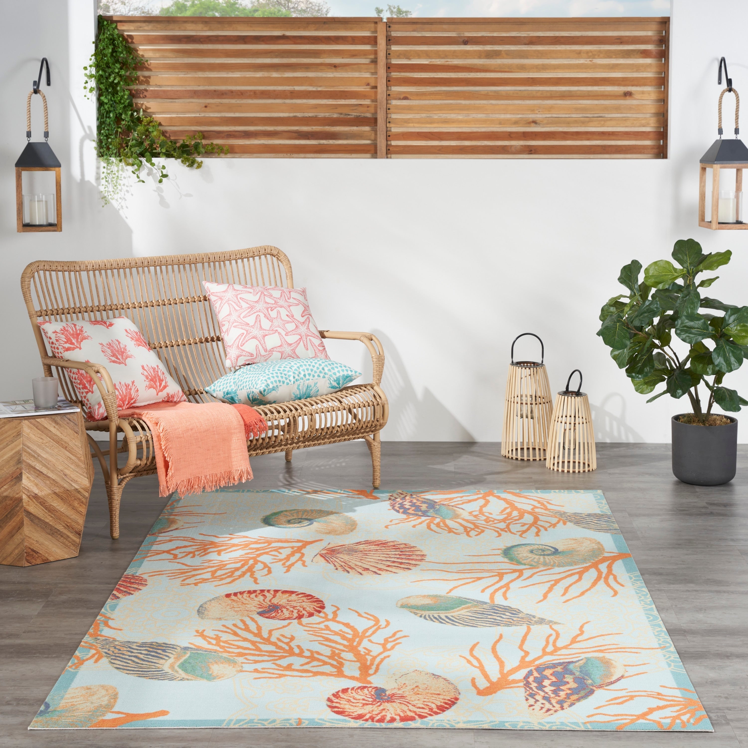 Tapis d'intérieur et d'extérieur Waverly Sun & Shade Shore Thing à motif de coquillages tropicaux et floraux