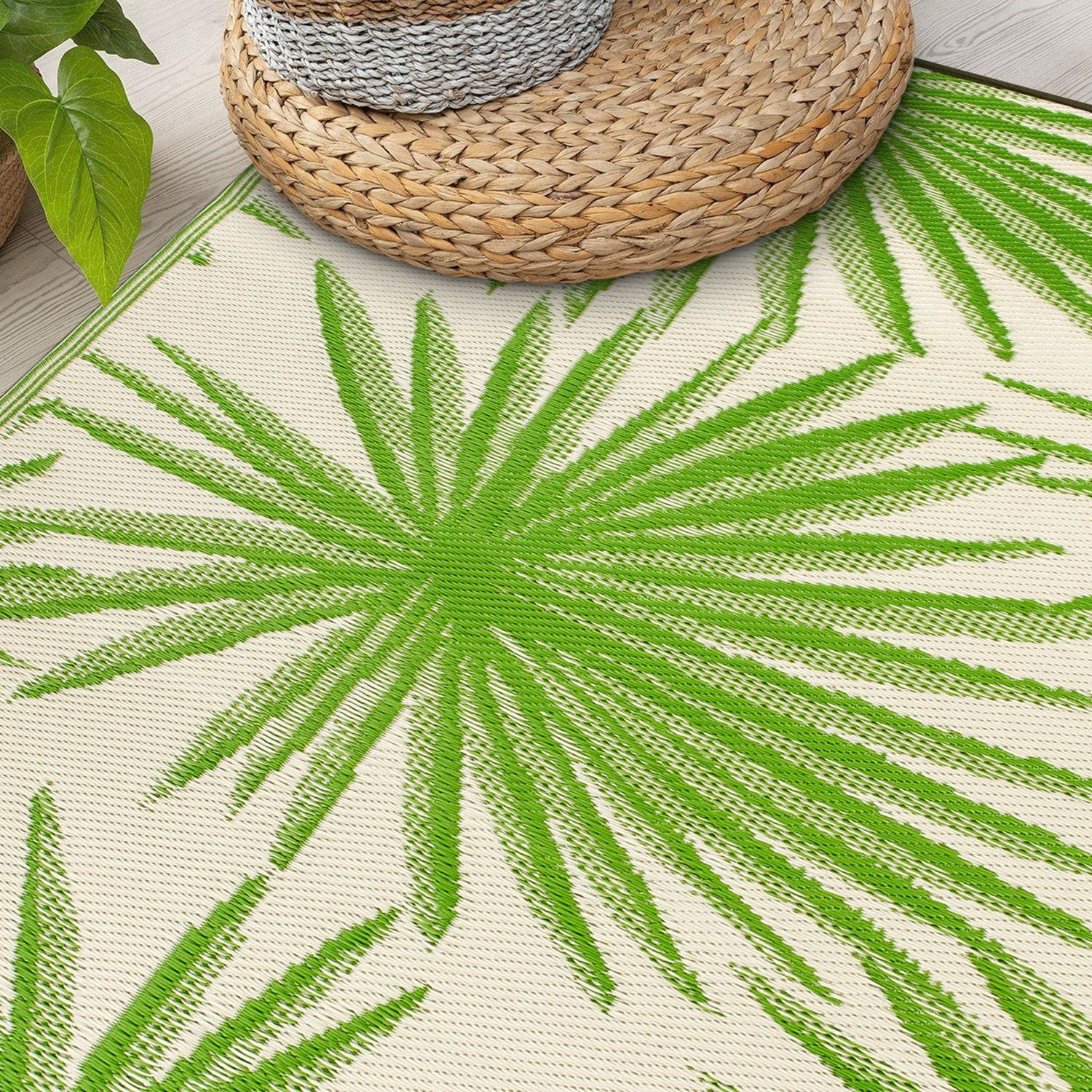 Tapis d'extérieur réversibles en plastique recyclé à motifs floraux tropicaux de la World Rug Gallery