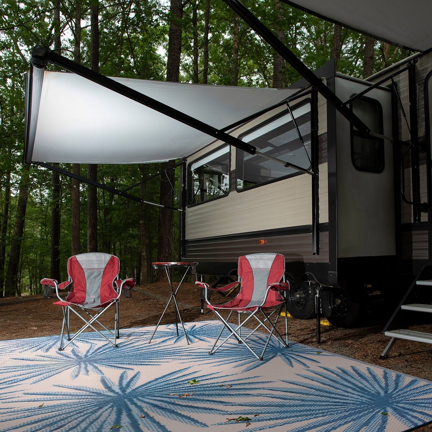 Tapis d'extérieur réversibles en plastique recyclé à motifs floraux tropicaux de la World Rug Gallery