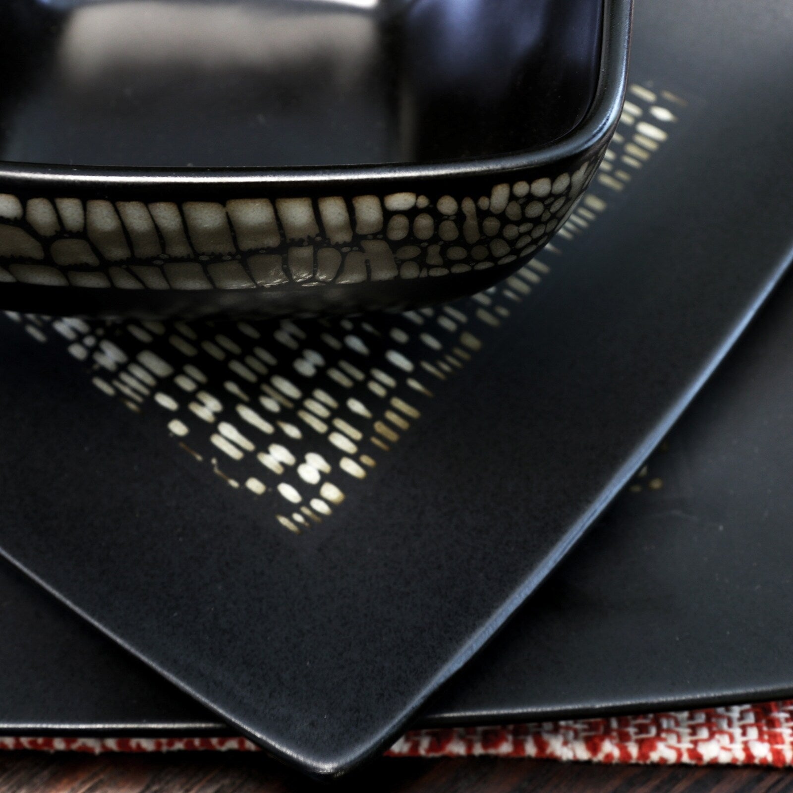 Service de table en grès noir à deux bols carrés abstraits, 16 pièces