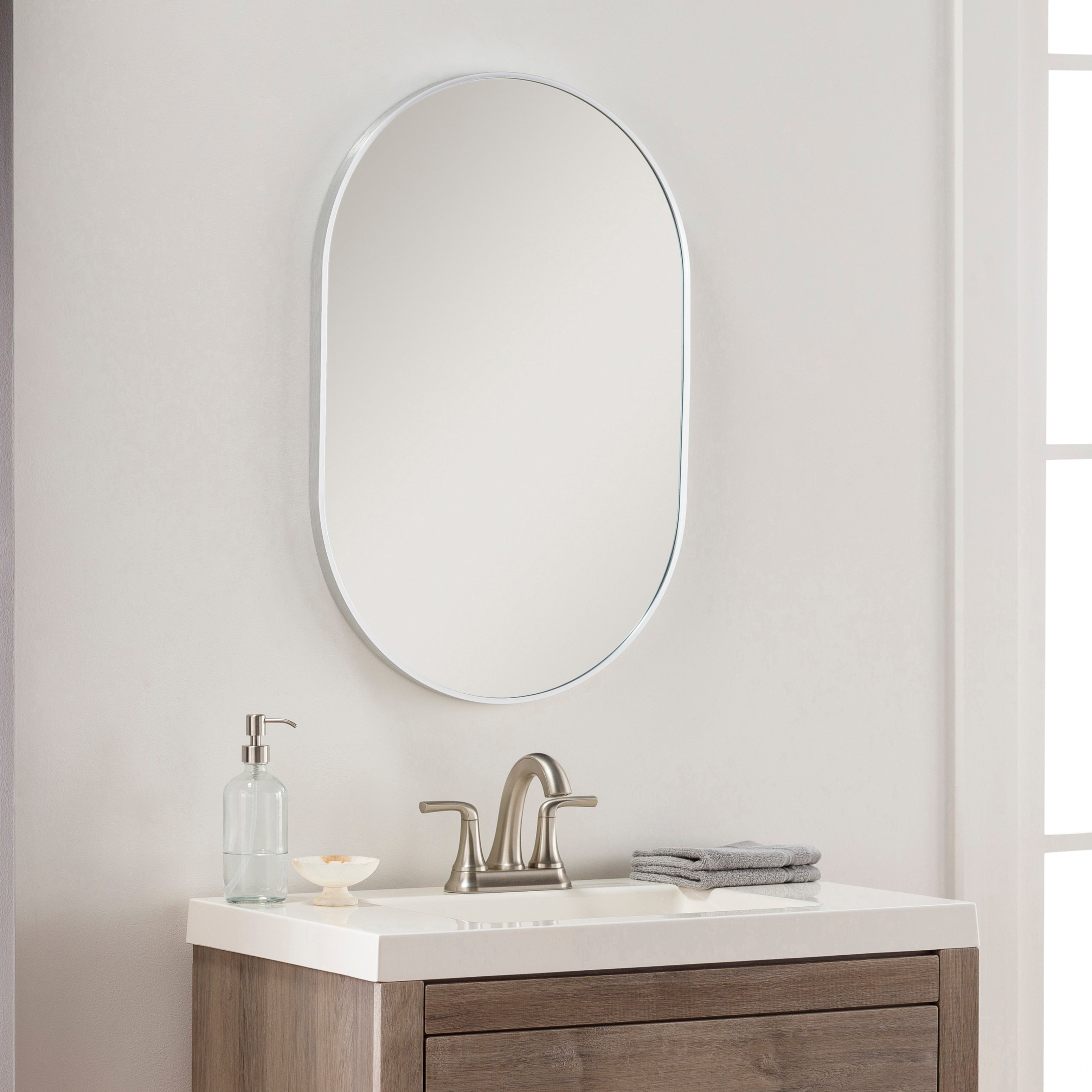Miroir d'appoint ovale moderne en aluminium Livabliss Aranya en forme de pilule