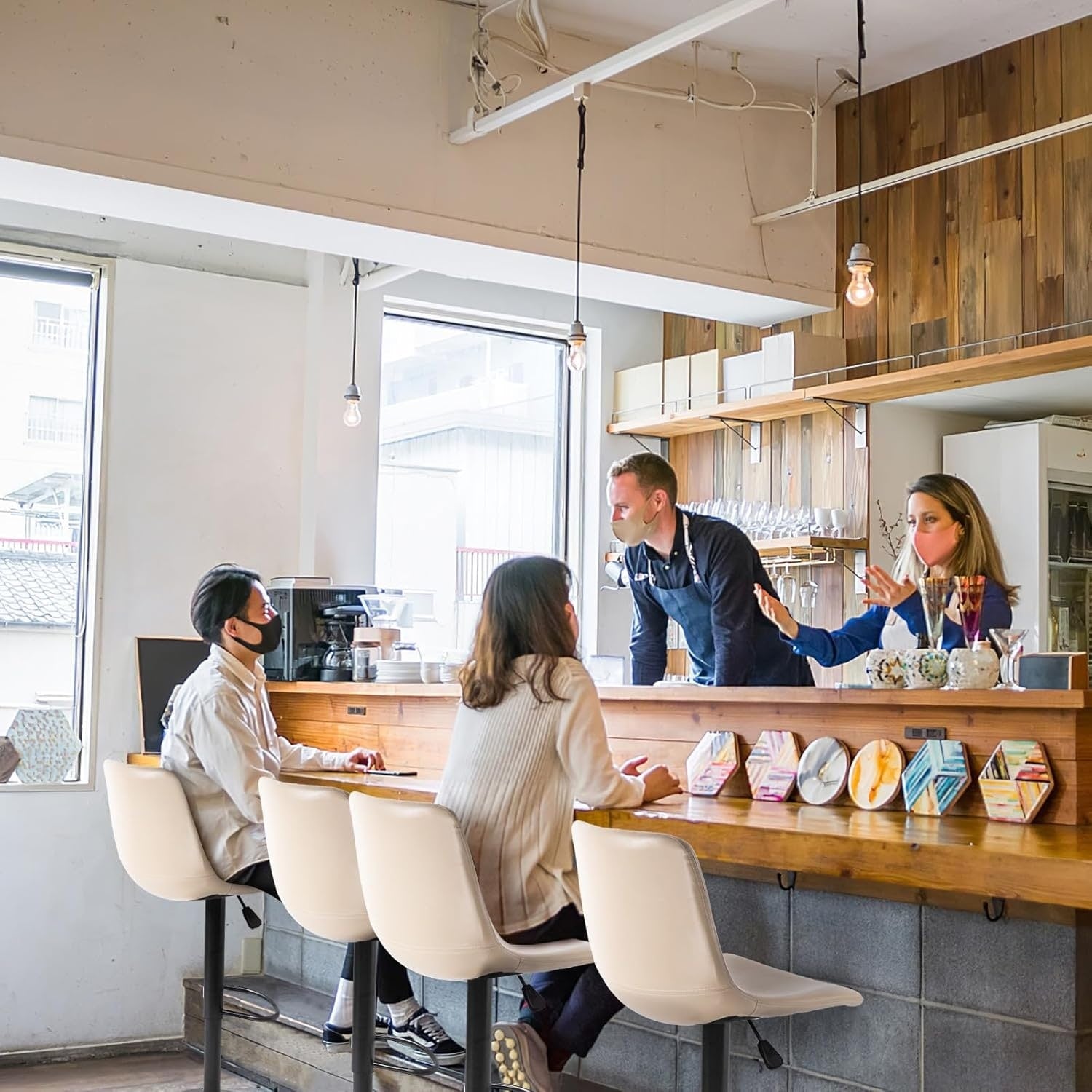 Tabourets de bar pivotants réglables Bossin avec dossier – Hauteur comptoir