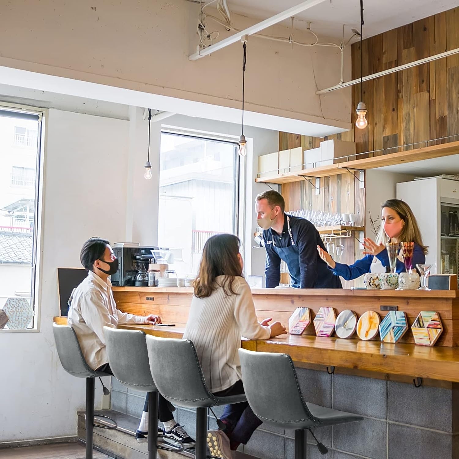 Tabourets de bar pivotants réglables Bossin avec dossier – Hauteur comptoir