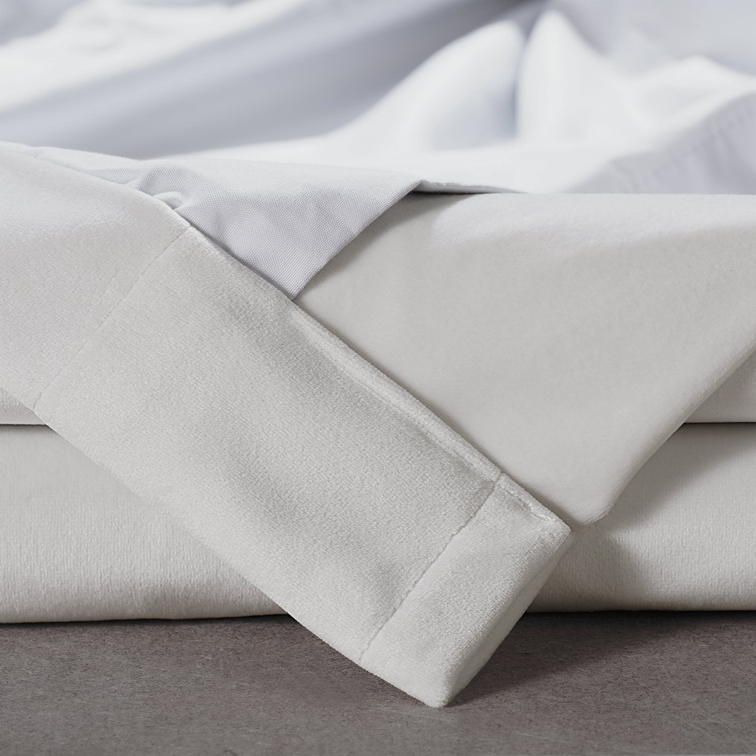 Rideaux occultants en velours moelleux Signature Exclusive Fabrics pour hôtel (1 panneau) - Draperie douce et luxueuse pour un contrôle de la lumière et une élégance optimale