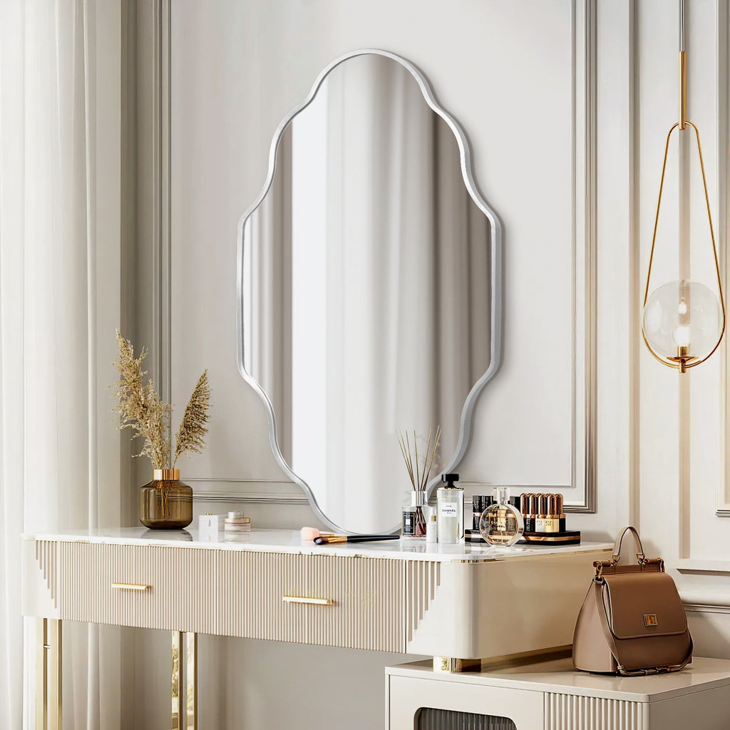 Miroir mural irrégulier avec cadre en alliage d'aluminium festonné