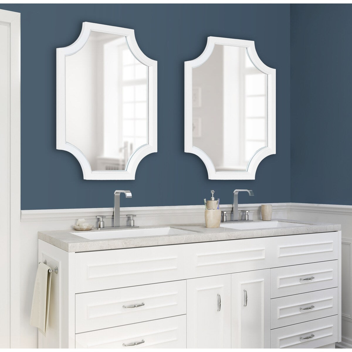 Miroir encadré en bois festonné Kate et Laurel Hogan