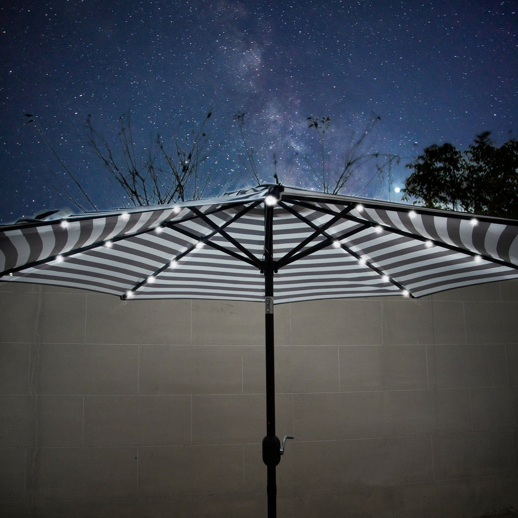 Parasol de patio éclairé à LED solaire Lucent de 9 pieds