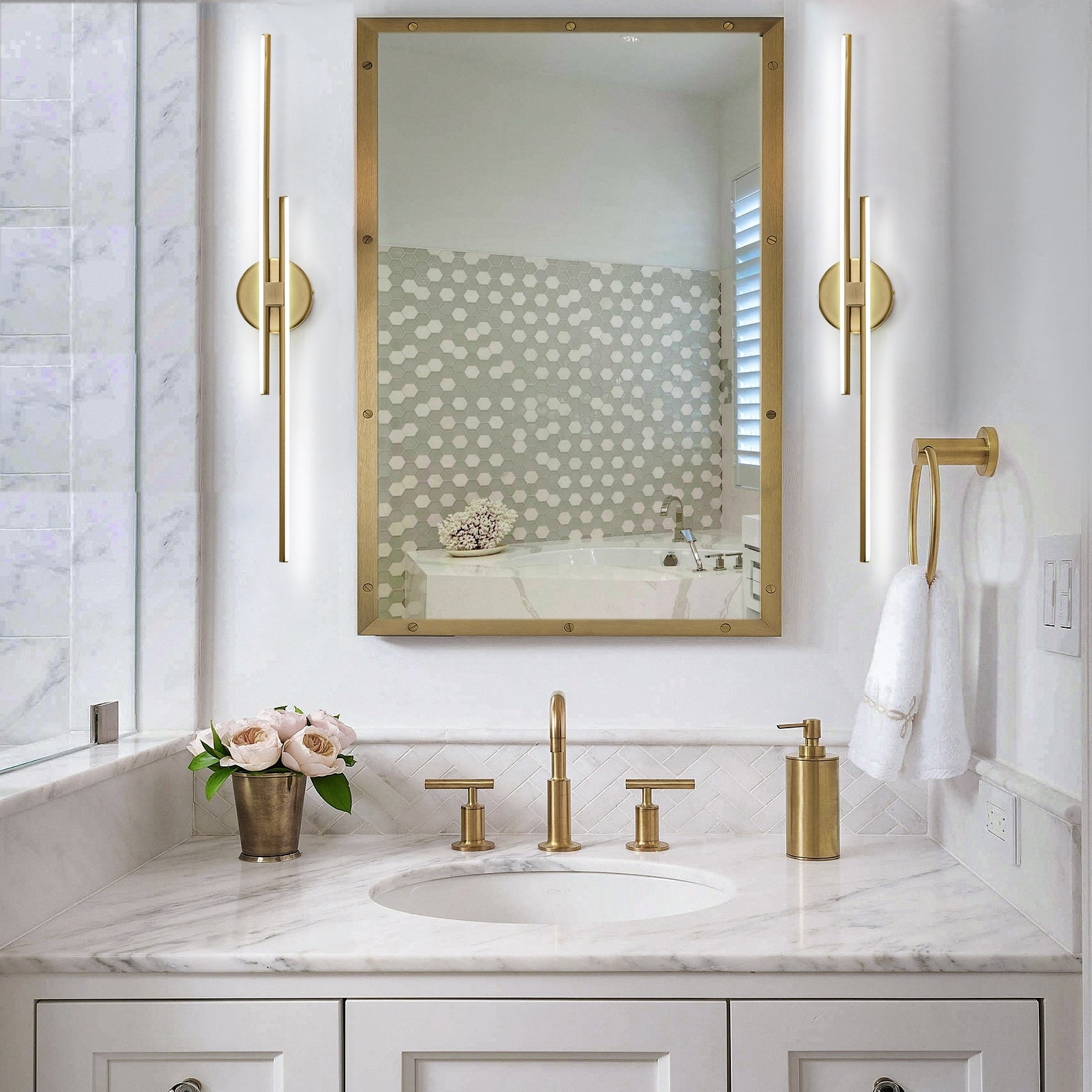 Applique murale linéaire minimaliste en métal à 2 lumières à LED et intensité variable