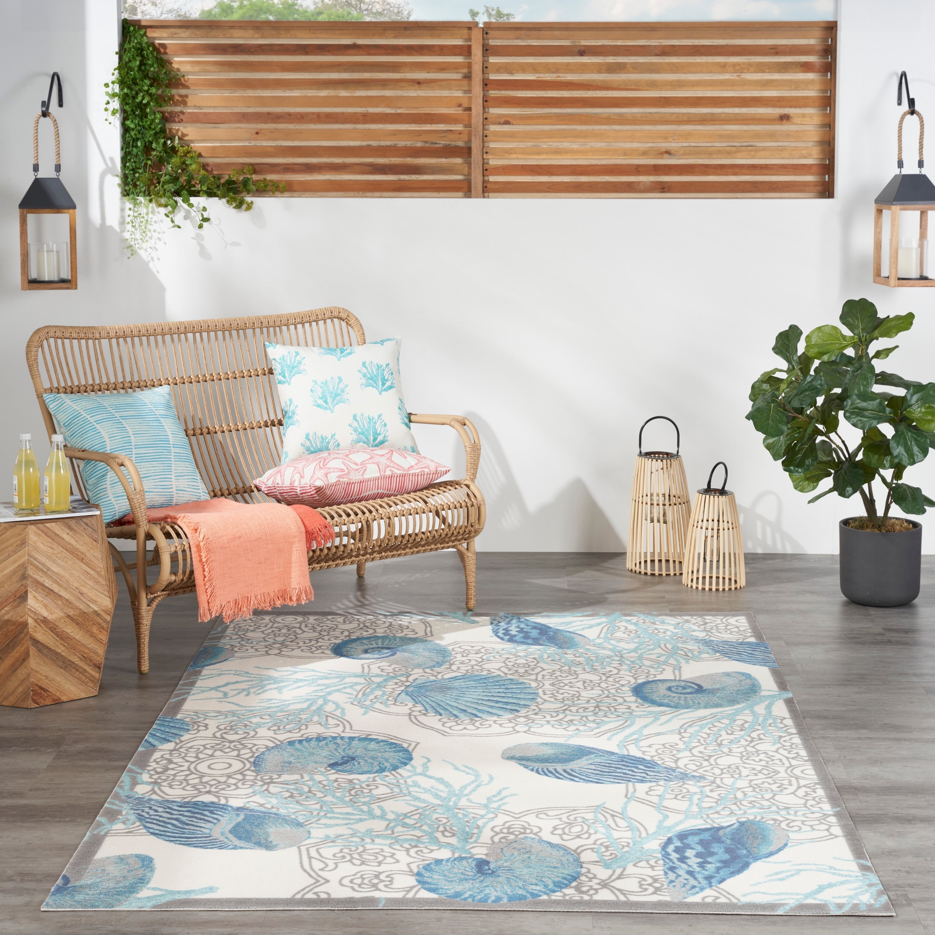 Tapis d'intérieur et d'extérieur Waverly Sun &amp; Shade Shore Thing à motif de coquillages tropicaux et floraux