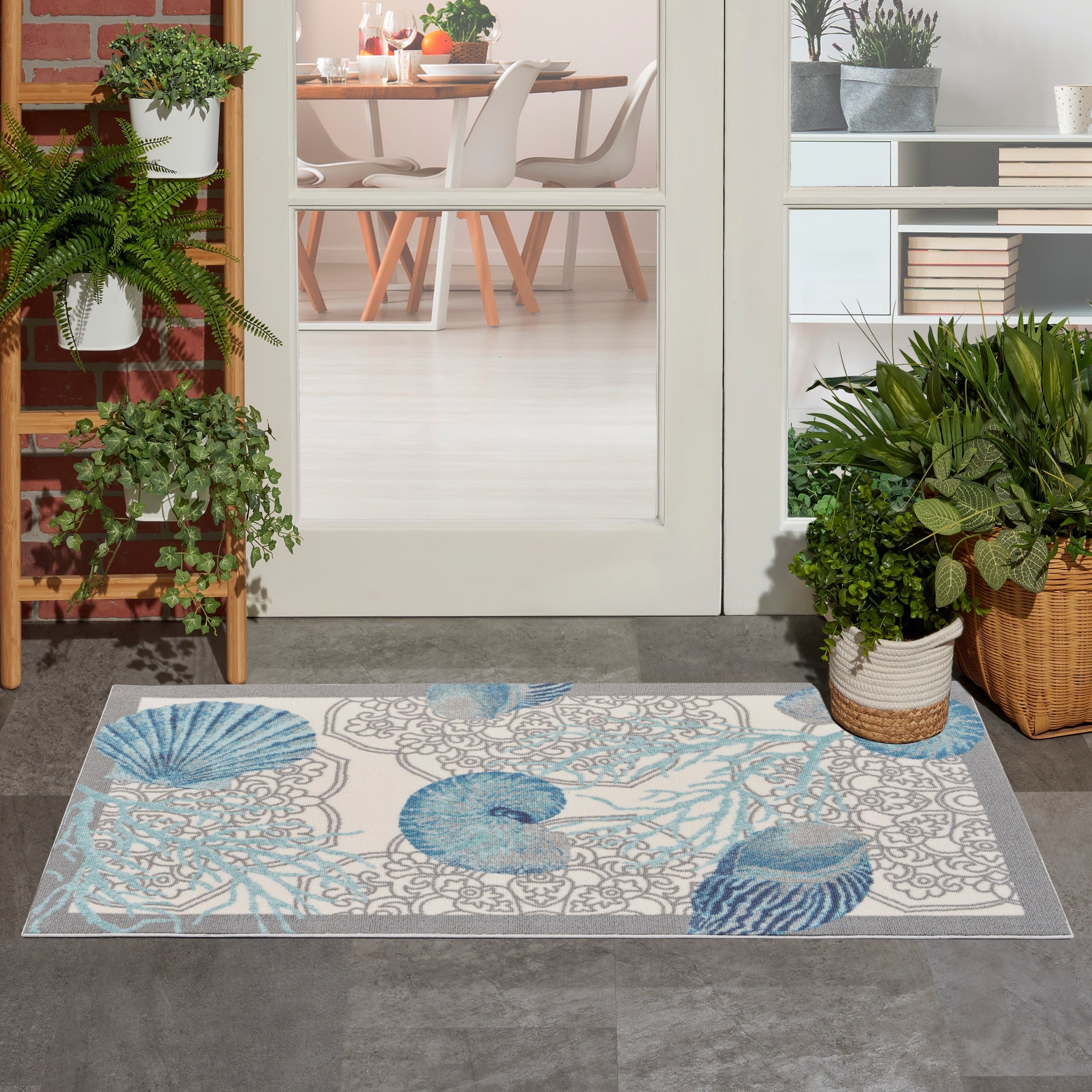 Tapis d'intérieur et d'extérieur Waverly Sun &amp; Shade Shore Thing à motif de coquillages tropicaux et floraux