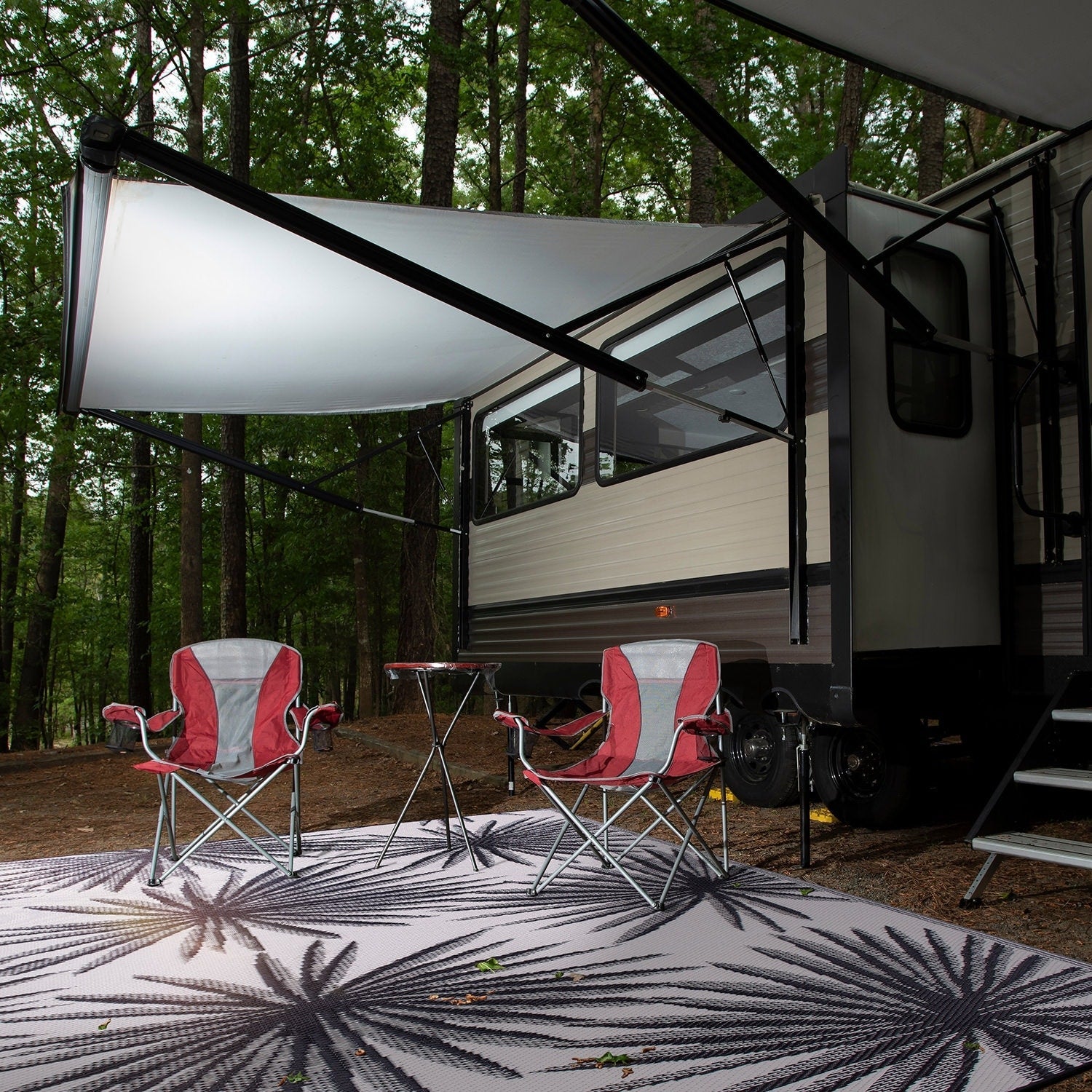 Tapis d'extérieur réversibles en plastique recyclé à motifs floraux tropicaux de la World Rug Gallery