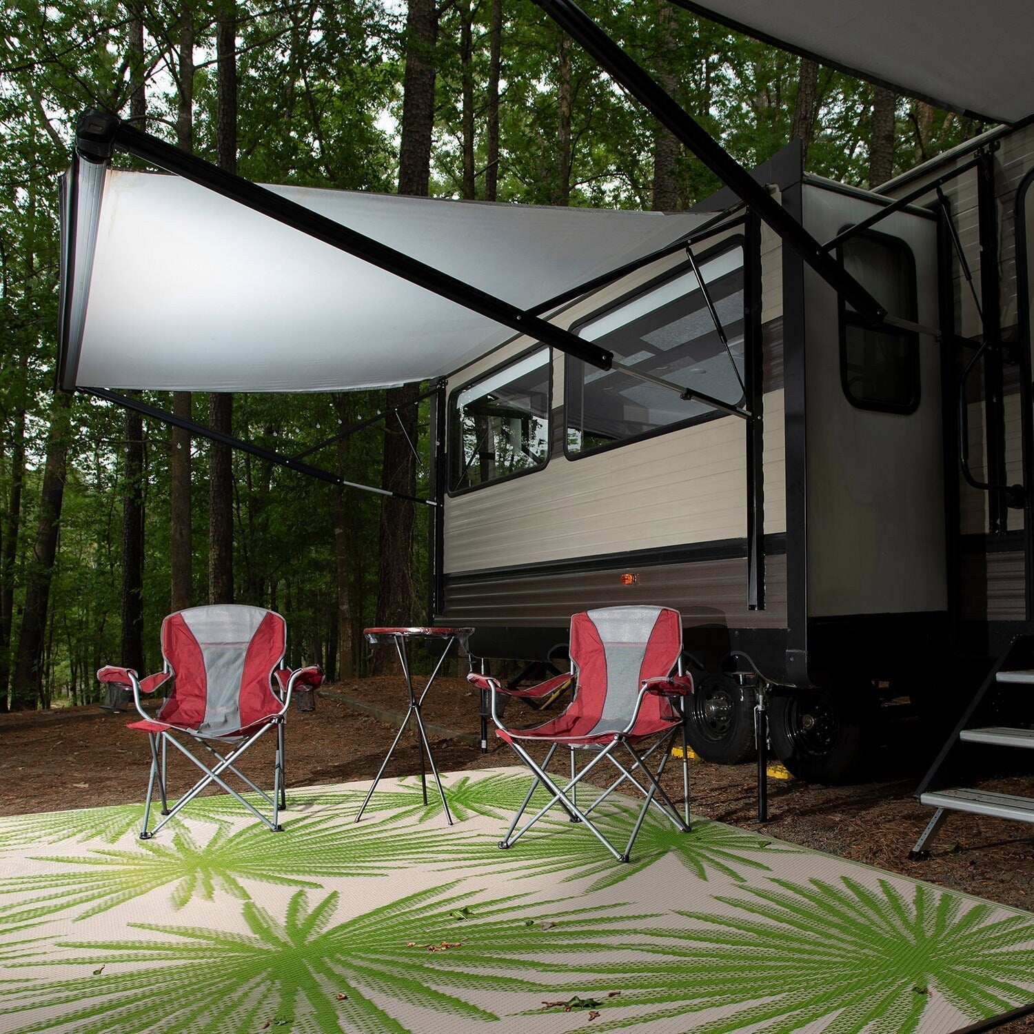 Tapis d'extérieur réversibles en plastique recyclé à motifs floraux tropicaux de la World Rug Gallery