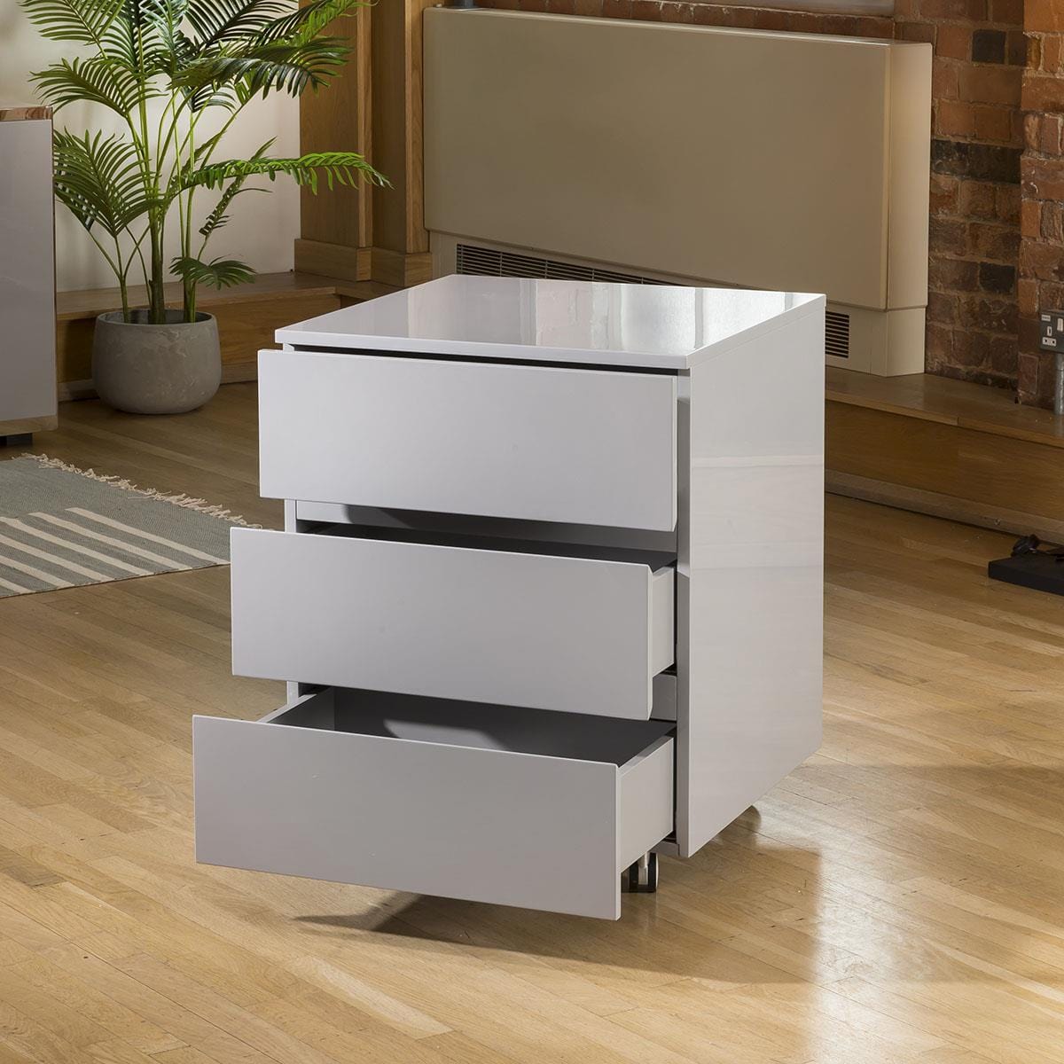 Agencement de bureau avec commode, finition gris brillant et inox.