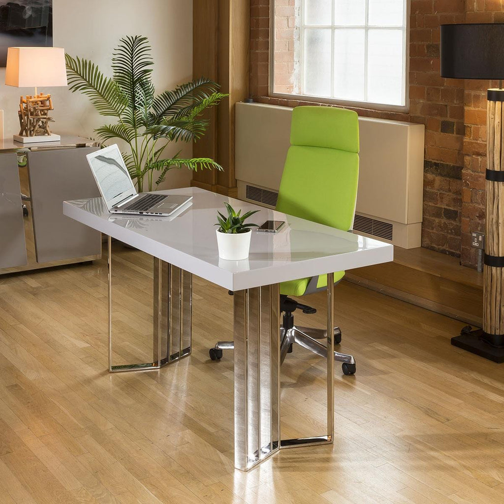 Agencement de bureau avec commode, finition gris brillant et inox.