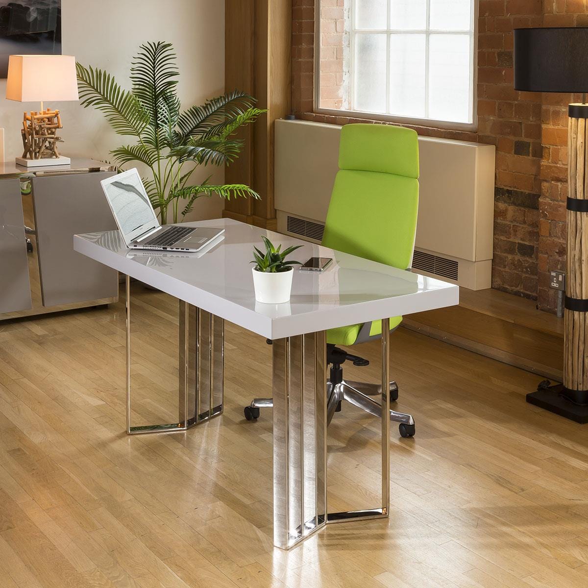 Agencement de bureau avec commode, finition gris brillant et inox.