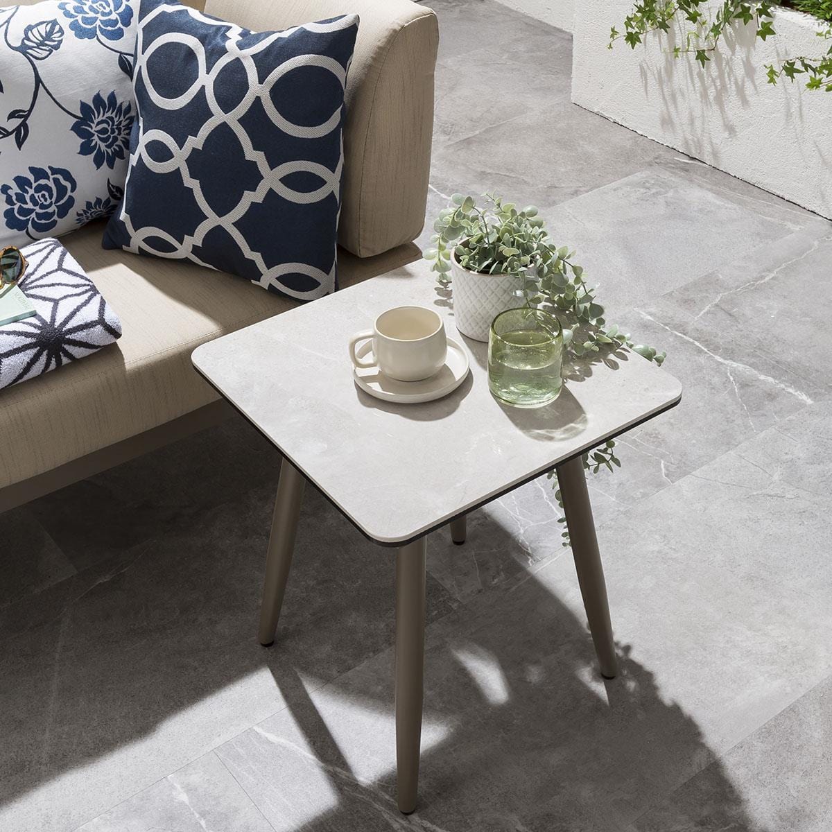 Ensemble canapé d'angle de jardin modulaire Ada avec table d'appoint beige 196x123cm L1