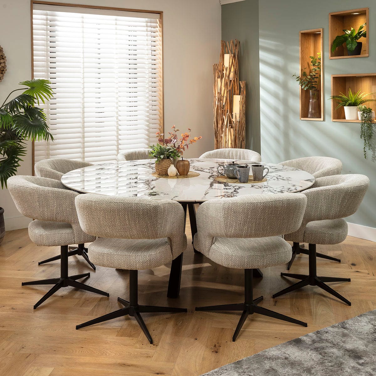 Ensemble de salle à manger rond extensible 8 places Aubrey &amp; Rudie, céramique blanche veinée de gris et de noir