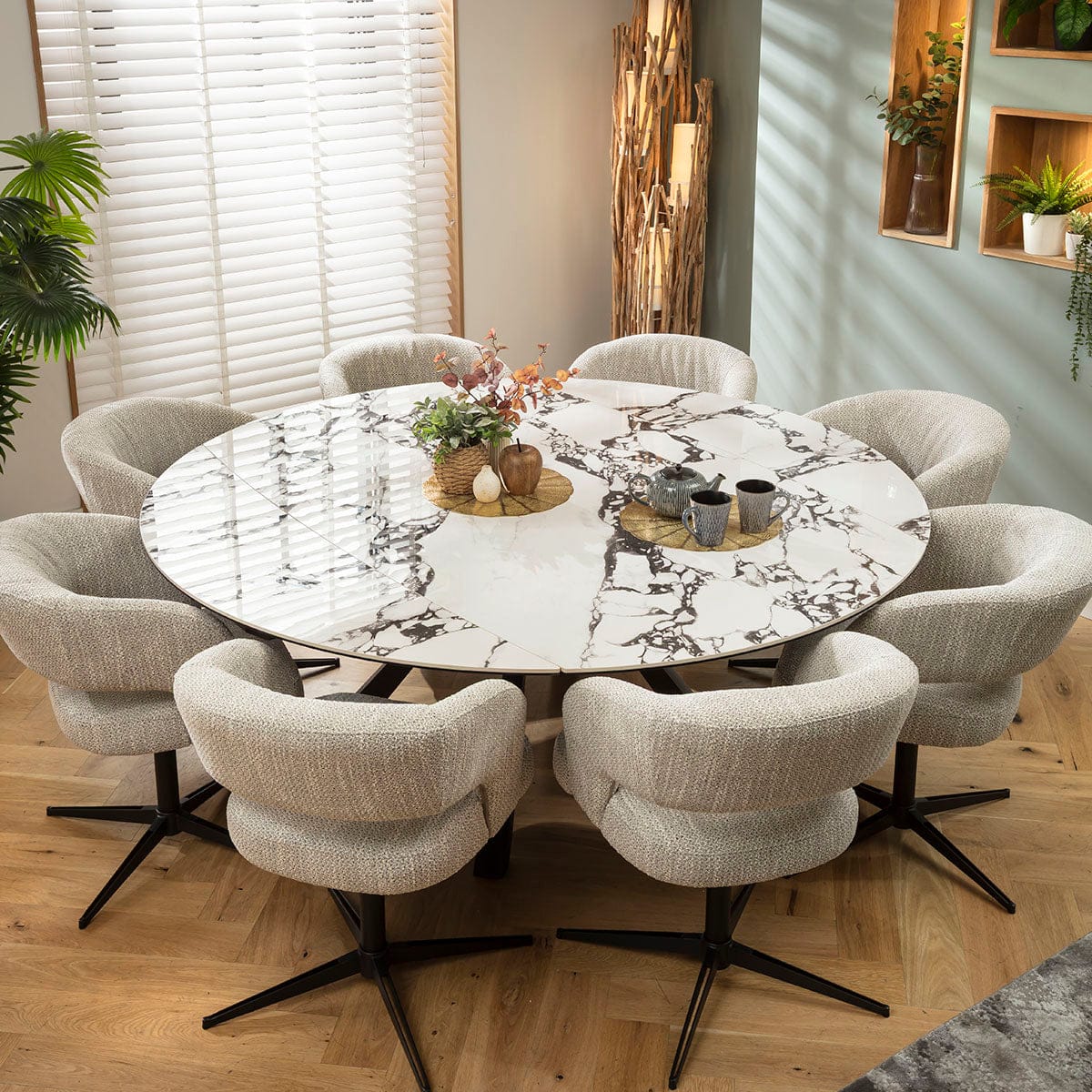 Ensemble de salle à manger rond extensible 8 places Aubrey &amp; Rudie, céramique blanche veinée de gris et de noir