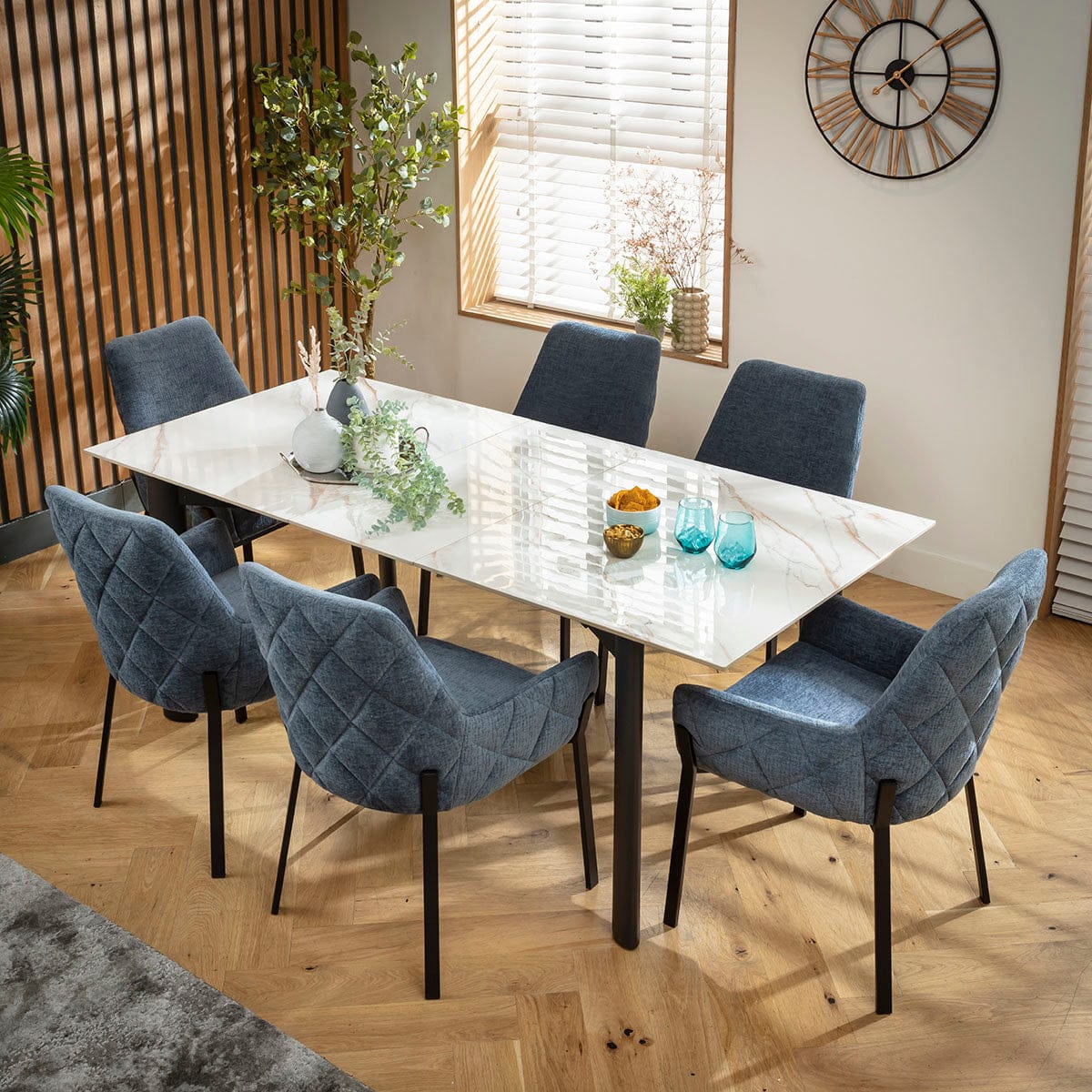 Ensemble de salle à manger extensible 6 places Cora &amp; Cain, en chenille bleue et céramique blanche