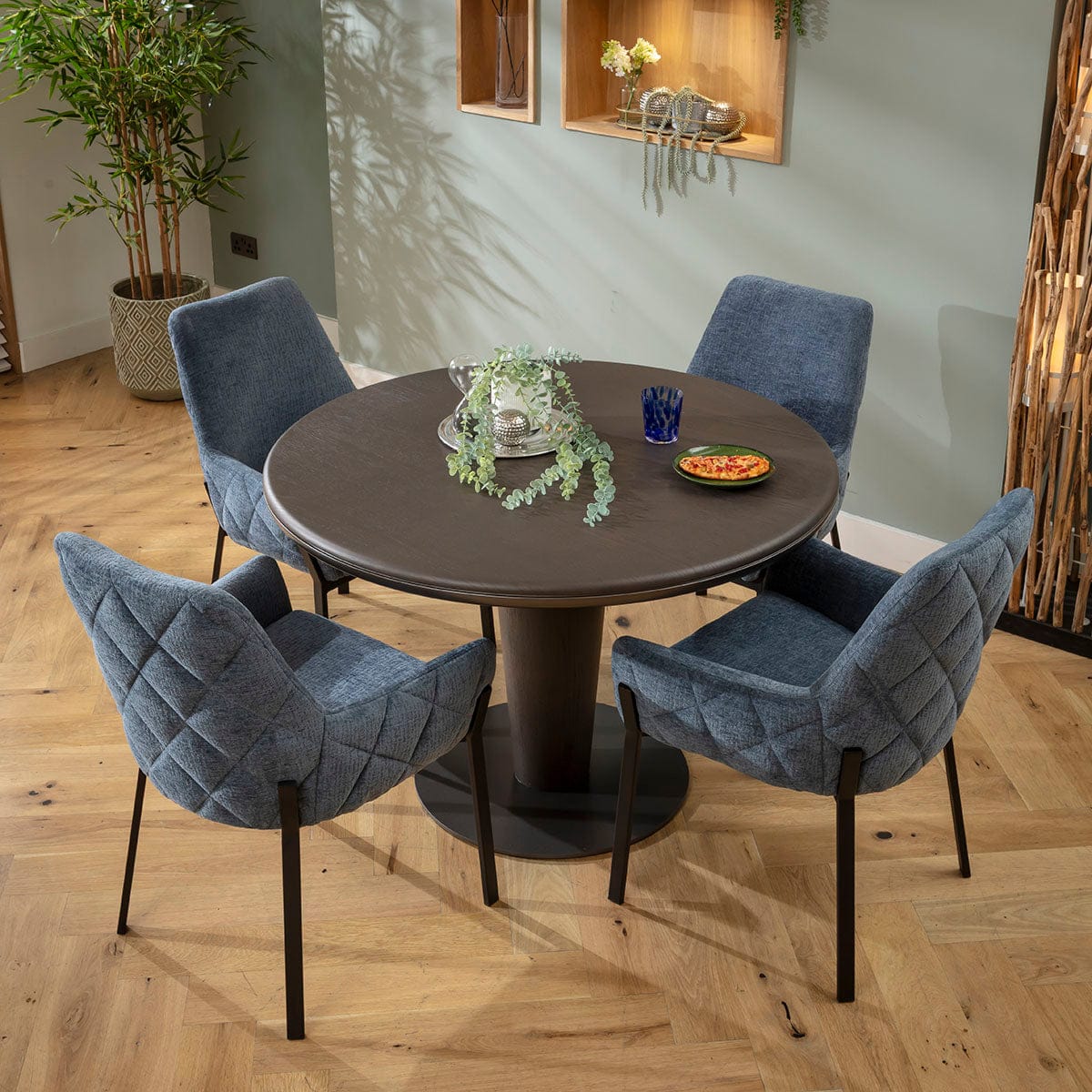 Ensemble de salle à manger rond 4 places Cora &amp; Pluto contemporain, chenille bleue et chêne gris délavé