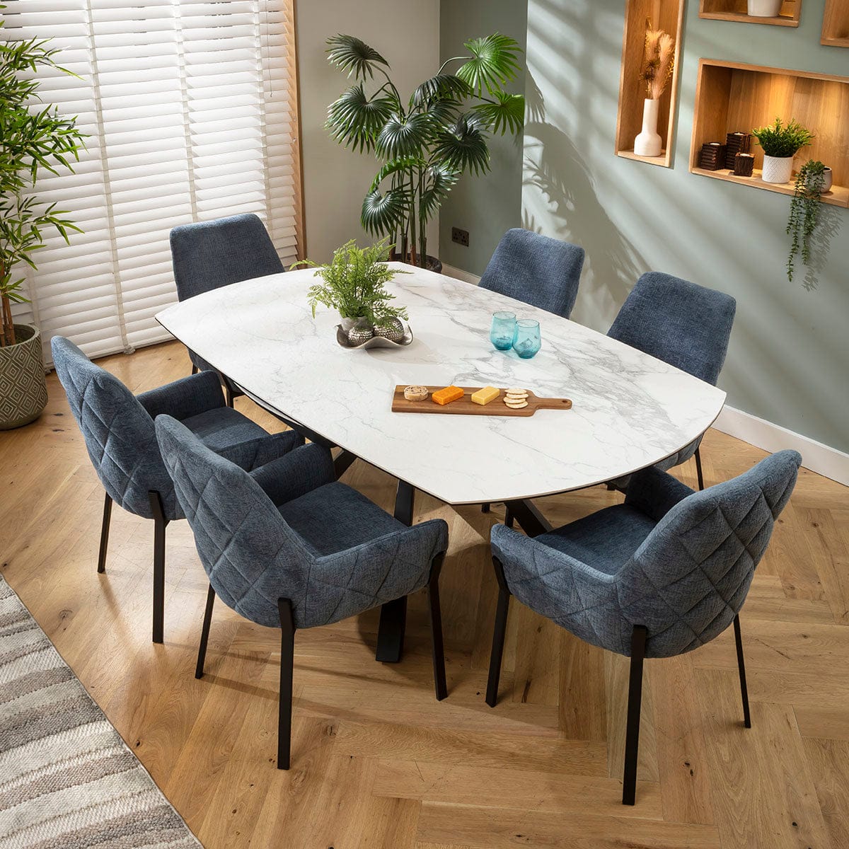 Ensemble de salle à manger rond extensible 6 places Cora &amp; Rudie, en chenille bleue et céramique blanche mate