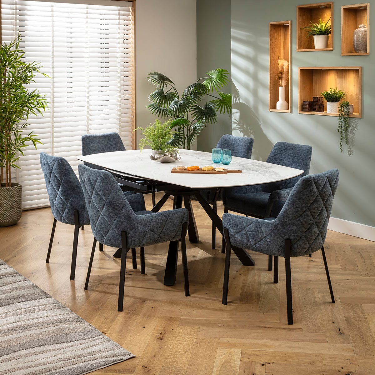 Ensemble de salle à manger rond extensible 6 places Cora &amp; Rudie, en chenille bleue et céramique blanche mate