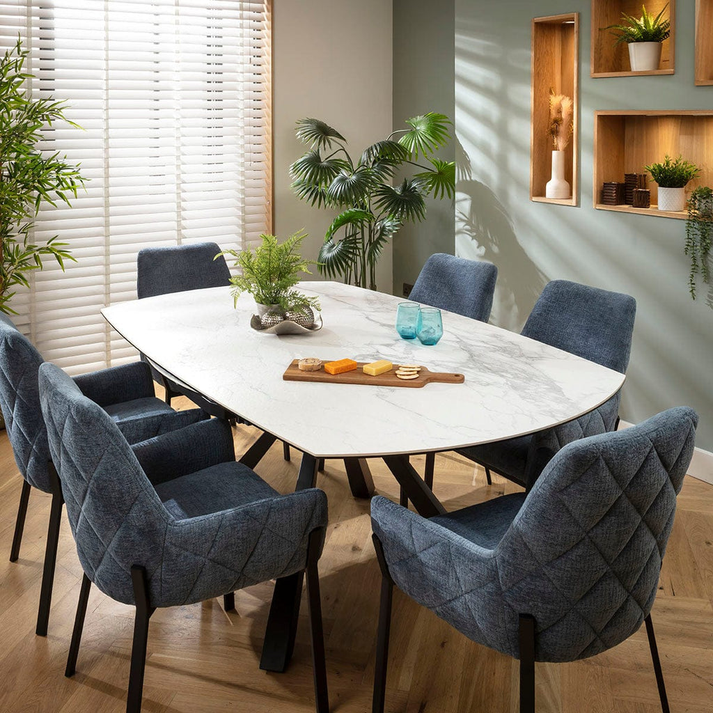 Ensemble de salle à manger rond extensible 6 places Cora &amp; Rudie, en chenille bleue et céramique blanche mate