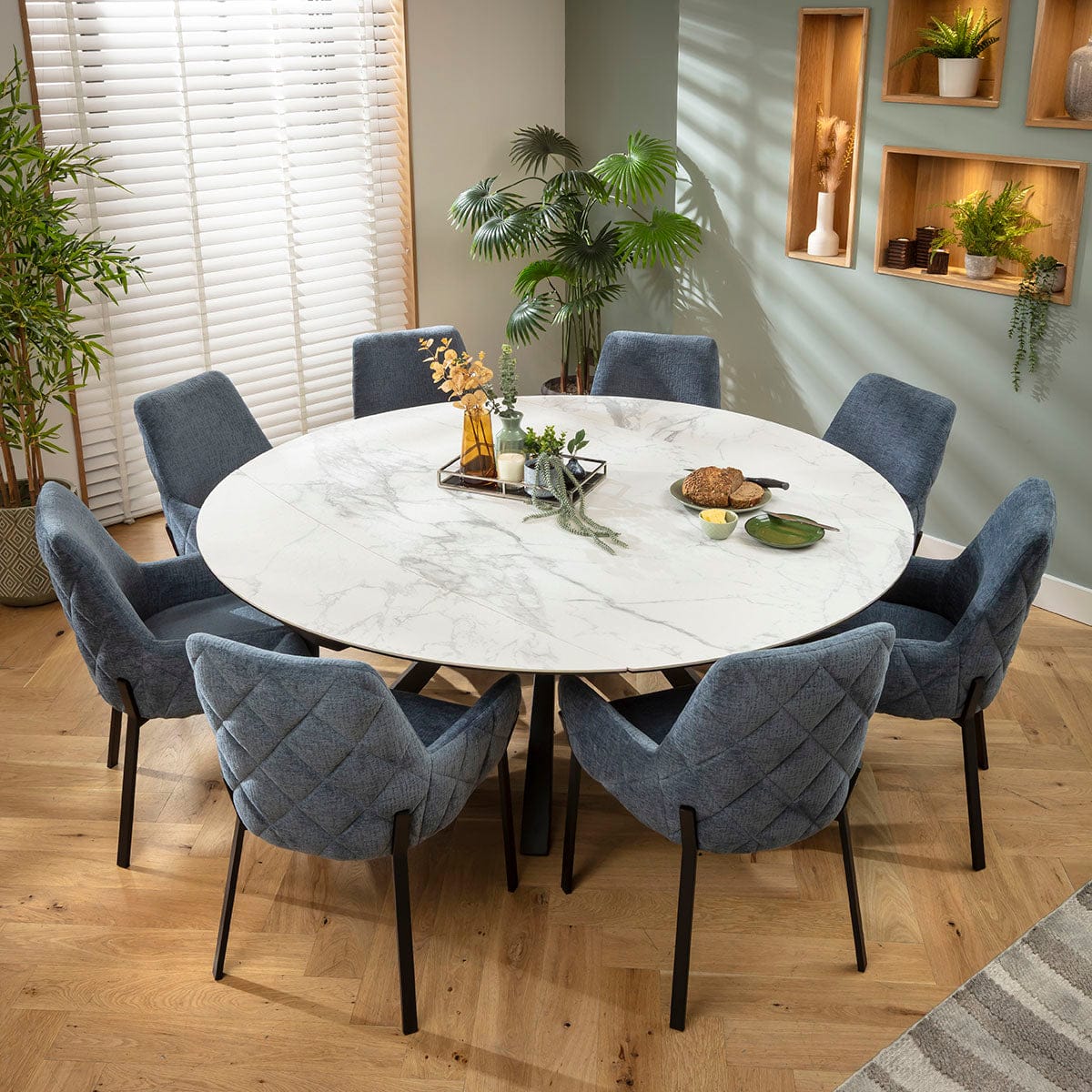 Ensemble de salle à manger rond extensible 8 places Cora &amp; Rudie, en chenille bleue et céramique blanche mate