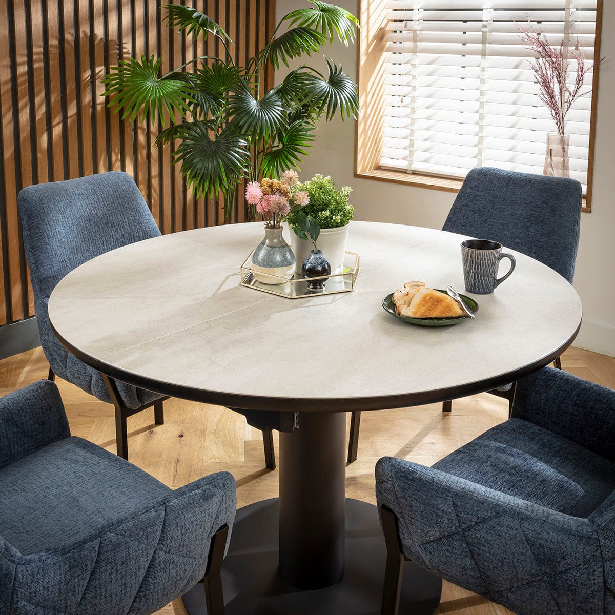 Ensemble de salle à manger rond extensible 4 places Cora &amp; Venus, en chenille bleue et céramique gris clair