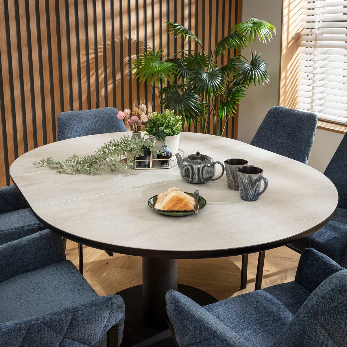 Ensemble de salle à manger rond extensible 6 places Cora &amp; Venus, en chenille bleue et céramique gris clair