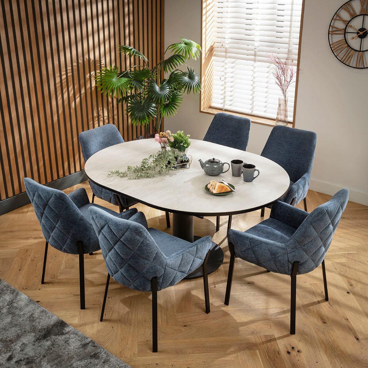 Ensemble de salle à manger rond extensible 6 places Cora &amp; Venus, en chenille bleue et céramique gris clair