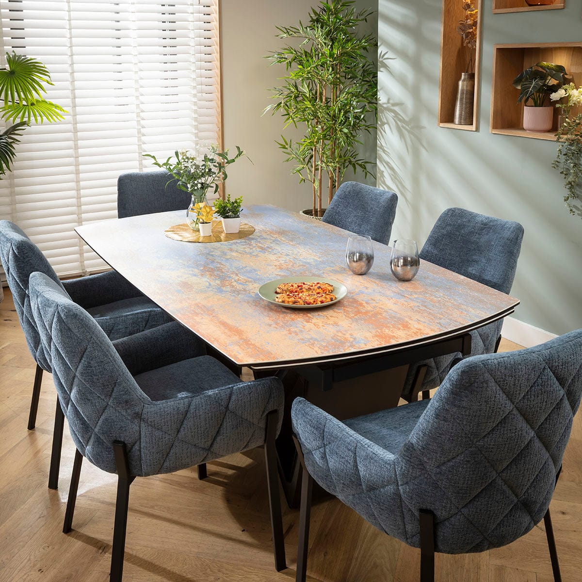 Ensemble de salle à manger extensible 6 places Cora &amp; Zelda en chenille bleue et céramique bleue rustique