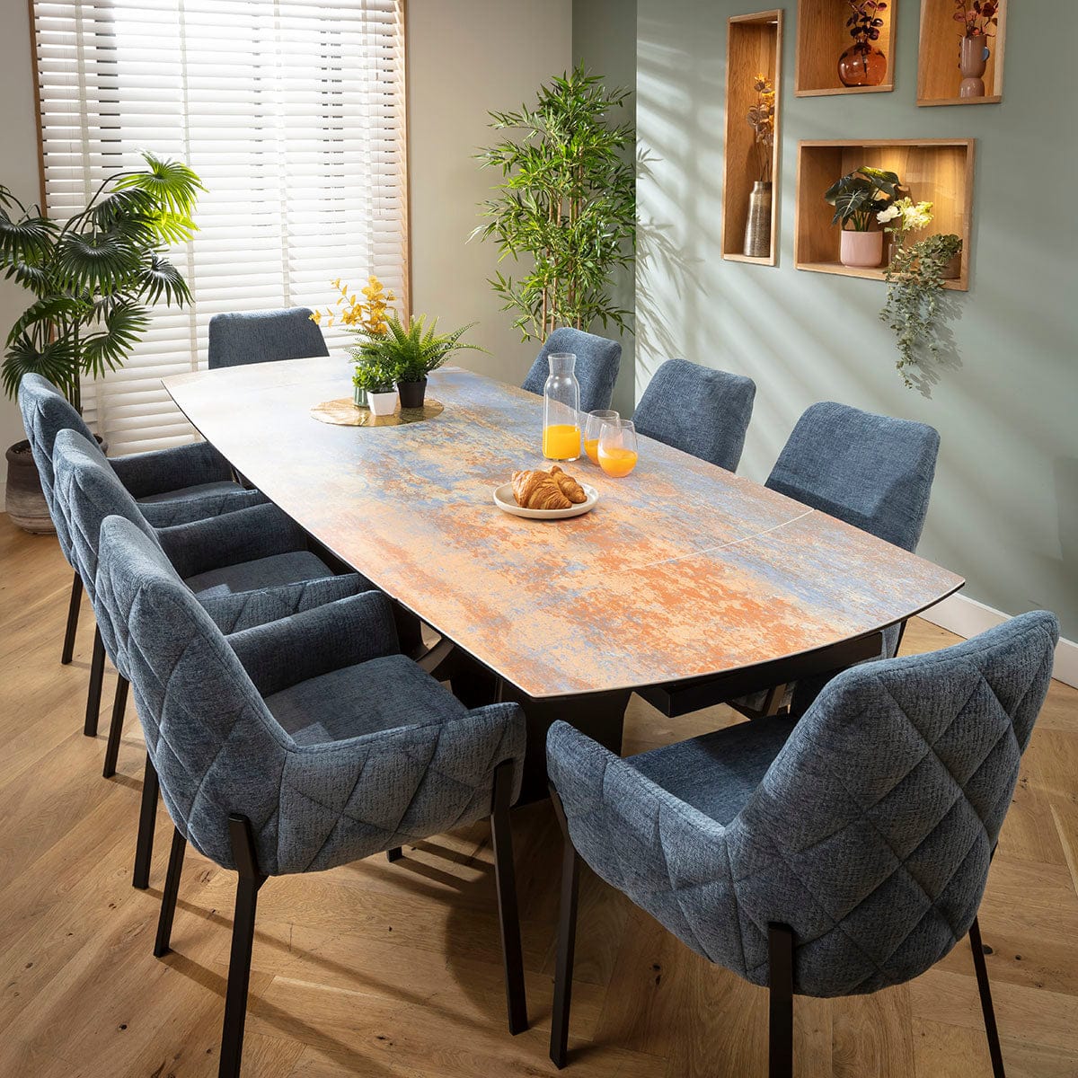 Ensemble de salle à manger extensible 8 places Cora &amp; Zelda en chenille bleue et céramique bleue rustique