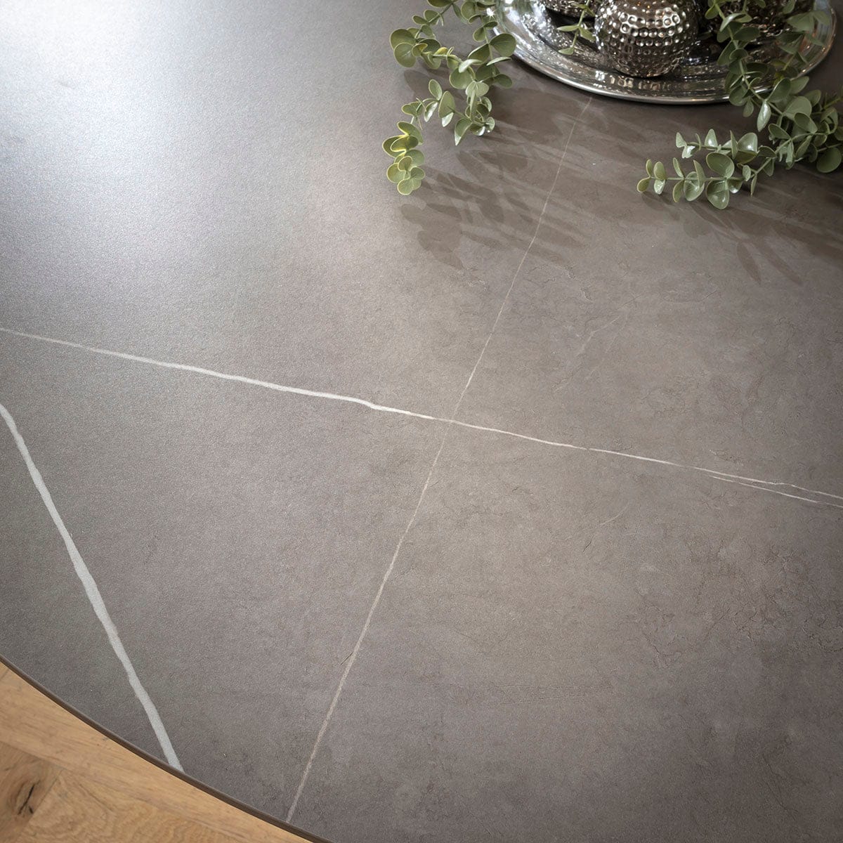 Ensemble de salle à manger moderne 6 places Maple &amp; Dynasty en céramique effet marbre gris et argent