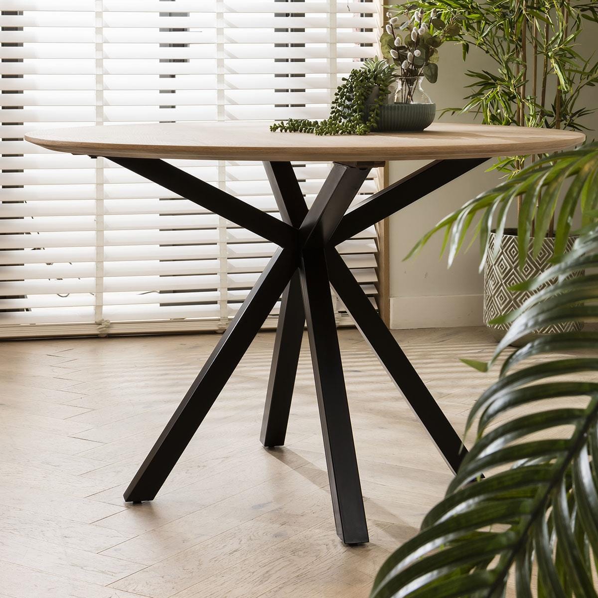 Table de salle à manger ronde 4 places ExDisplay Virgo en bois massif naturel 120 cm