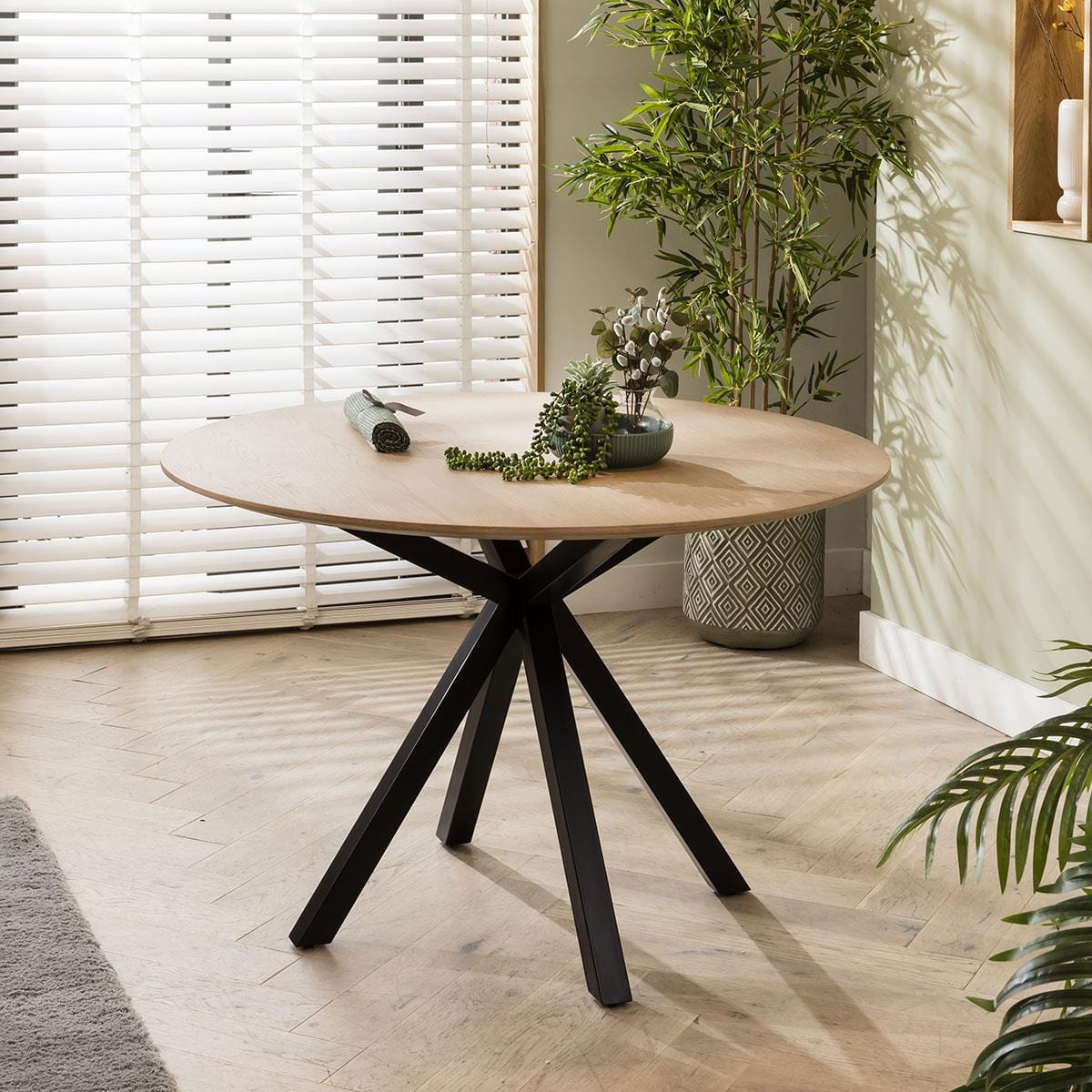 Table de salle à manger ronde 4 places ExDisplay Virgo en bois massif naturel 120 cm