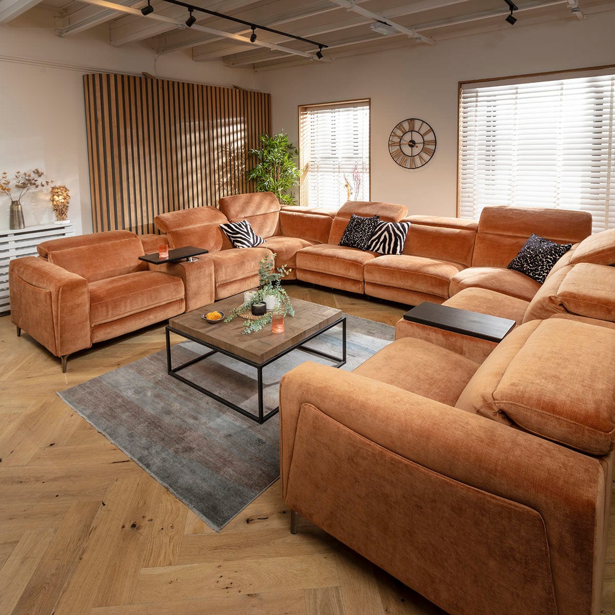 Canapé d'angle Florance 8 places avec fauteuils inclinables quadruples et console de rangement, orange brûlé, 408 x 342 cm