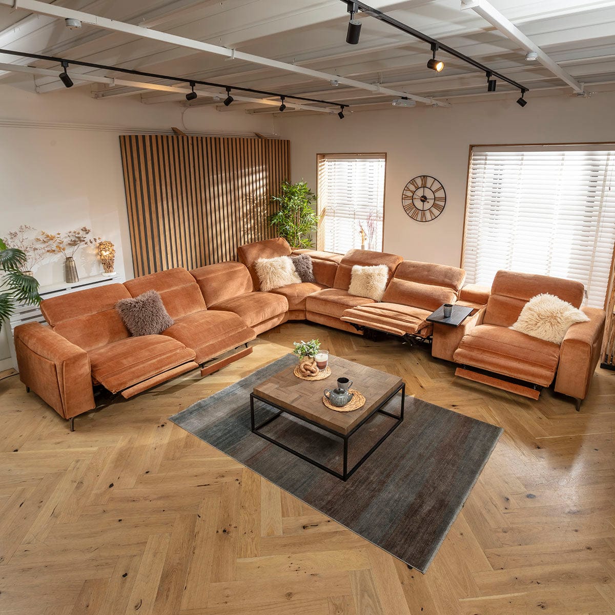 Canapé d'angle Florance 7 places avec quatre fauteuils inclinables et console de rangement, orange brûlé, 424 x 391 cm