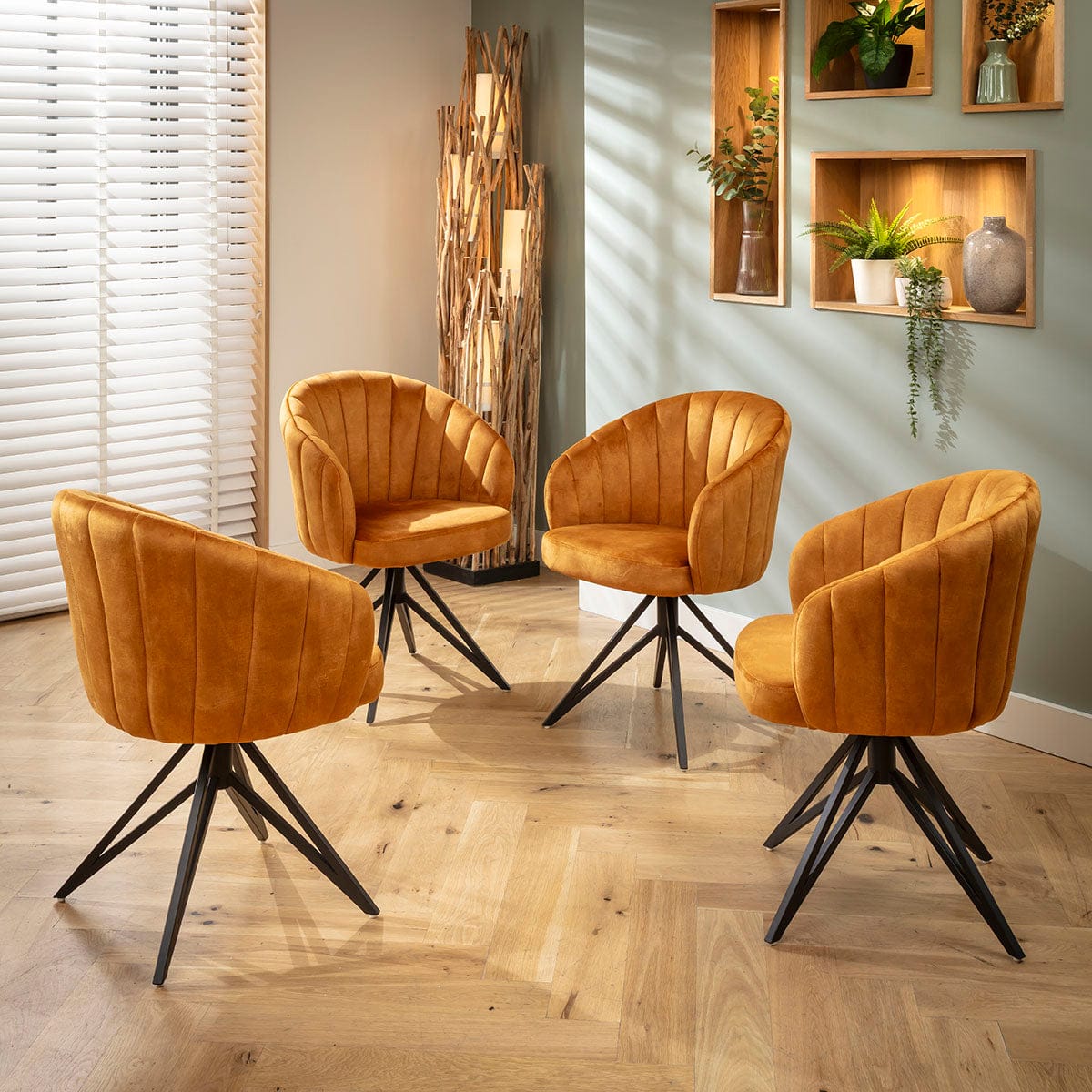 4 chaises de salle à manger pivotantes Hattie Carver avec accoudoirs, velours safran