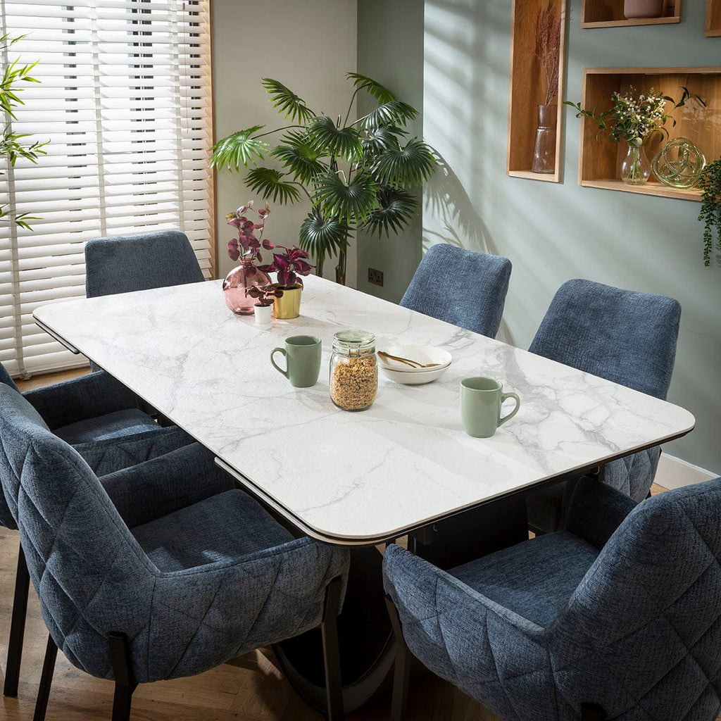 Ensemble de salle à manger extensible 6 places Cora &amp; Hugo, style moderne, en chenille bleue et céramique blanche mate