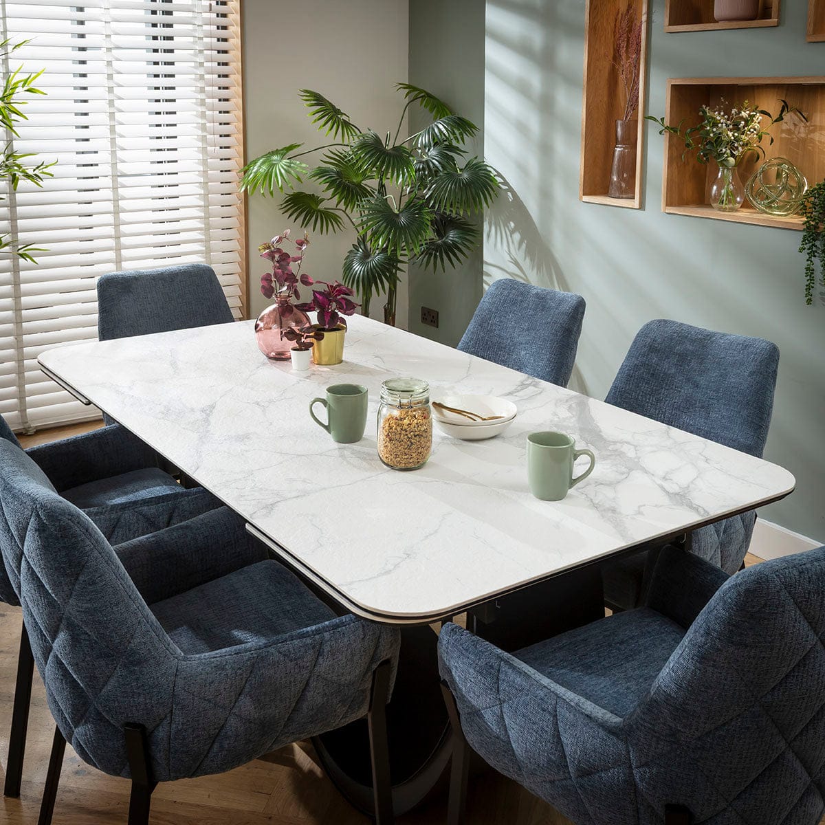 Ensemble de salle à manger extensible 6 places Cora &amp; Hugo, style moderne, en chenille bleue et céramique blanche mate