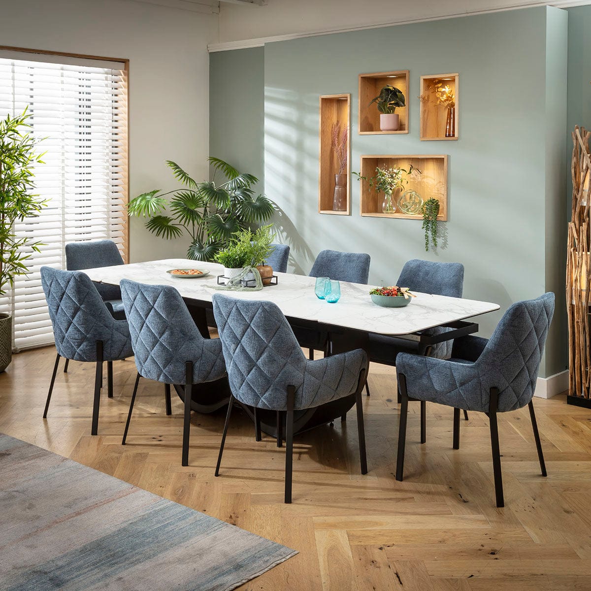 Ensemble de salle à manger extensible Cora &amp; Hugo, grand modèle 8 places, en chenille bleue et céramique blanche mate