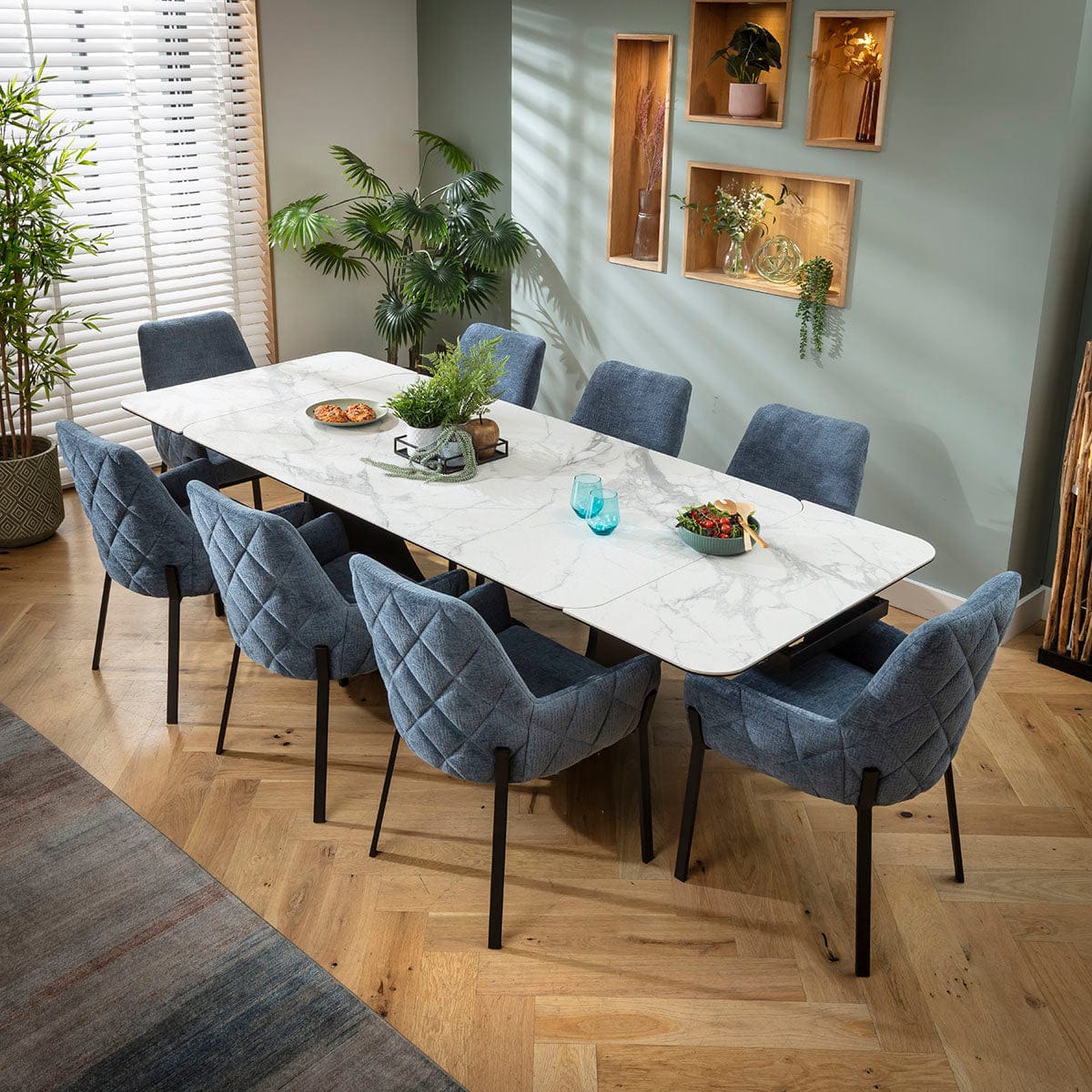 Ensemble de salle à manger extensible Cora &amp; Hugo, grand modèle 8 places, en chenille bleue et céramique blanche mate